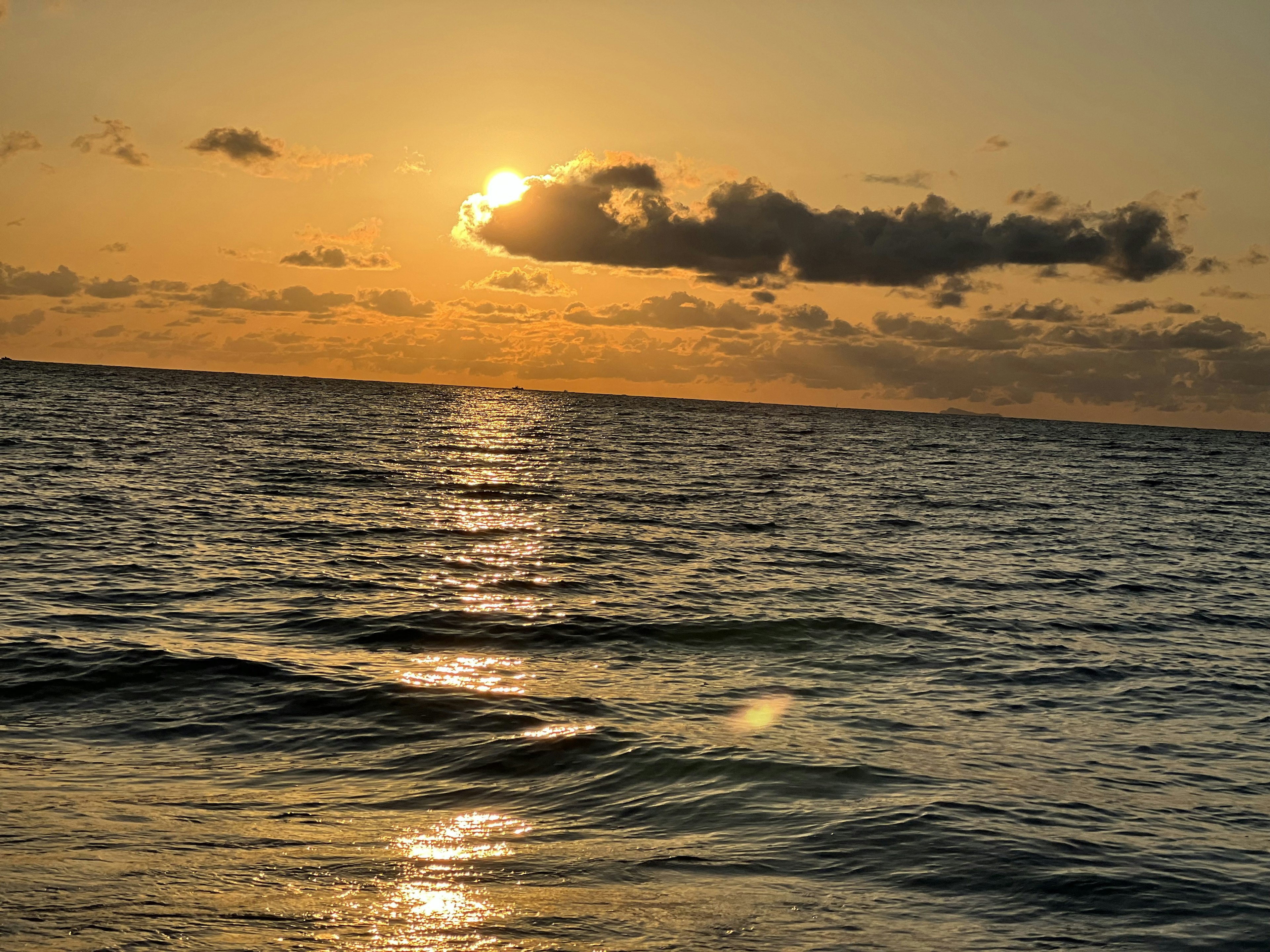 Magnifique paysage du coucher de soleil sur l'océan