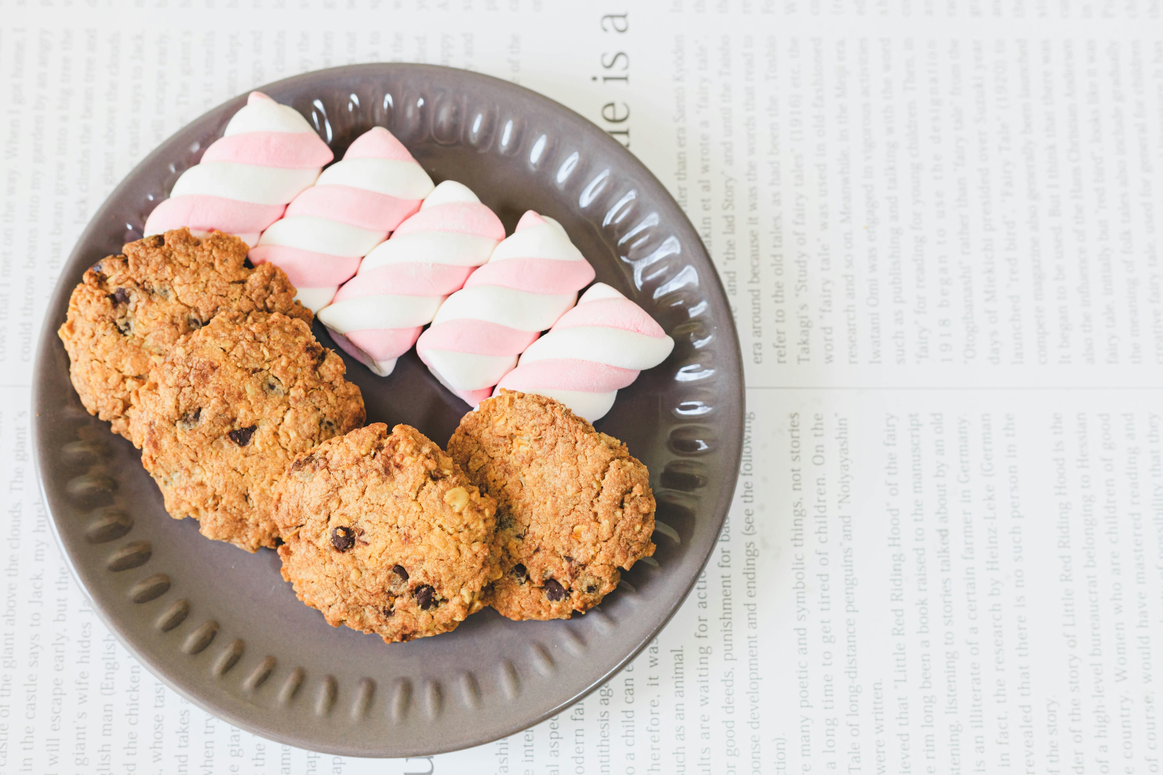 Un piatto con biscotti con gocce di cioccolato e marshmallow a strisce