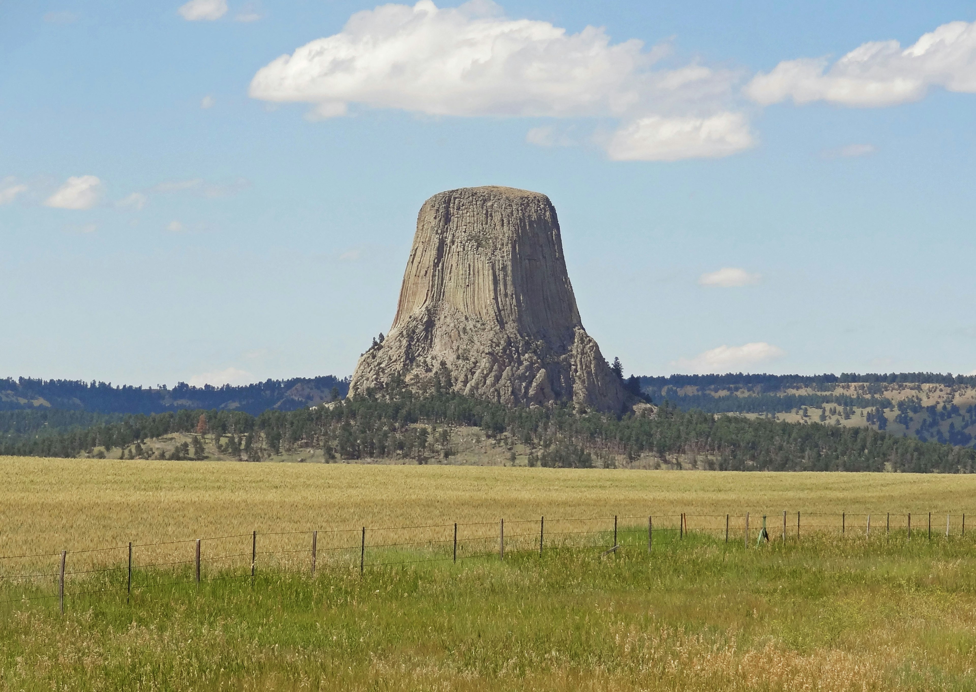 Vista maestosa del Devil's Tower con cielo blu