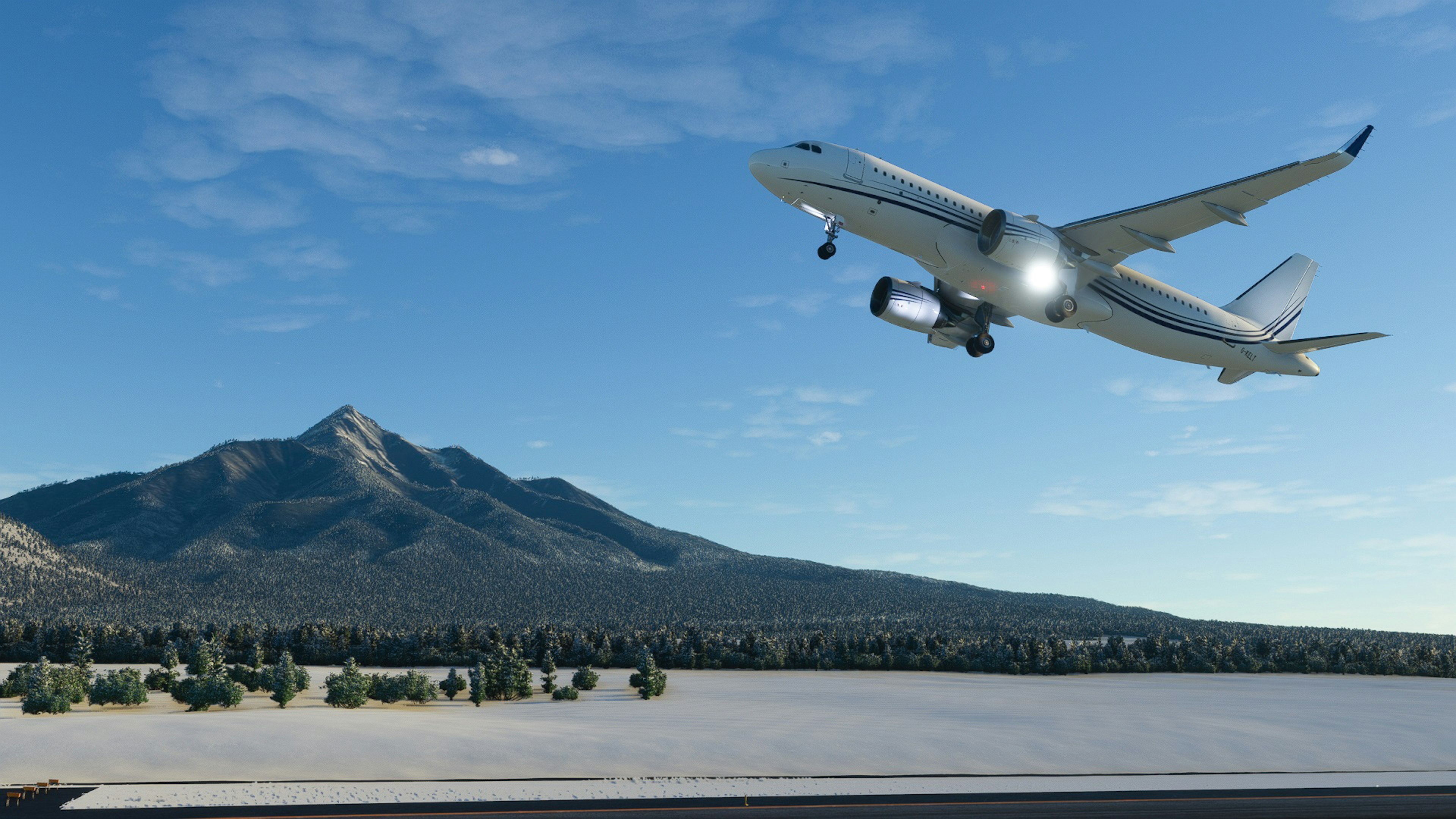 Passagierflugzeug startet über einem Berg vor blauem Himmel