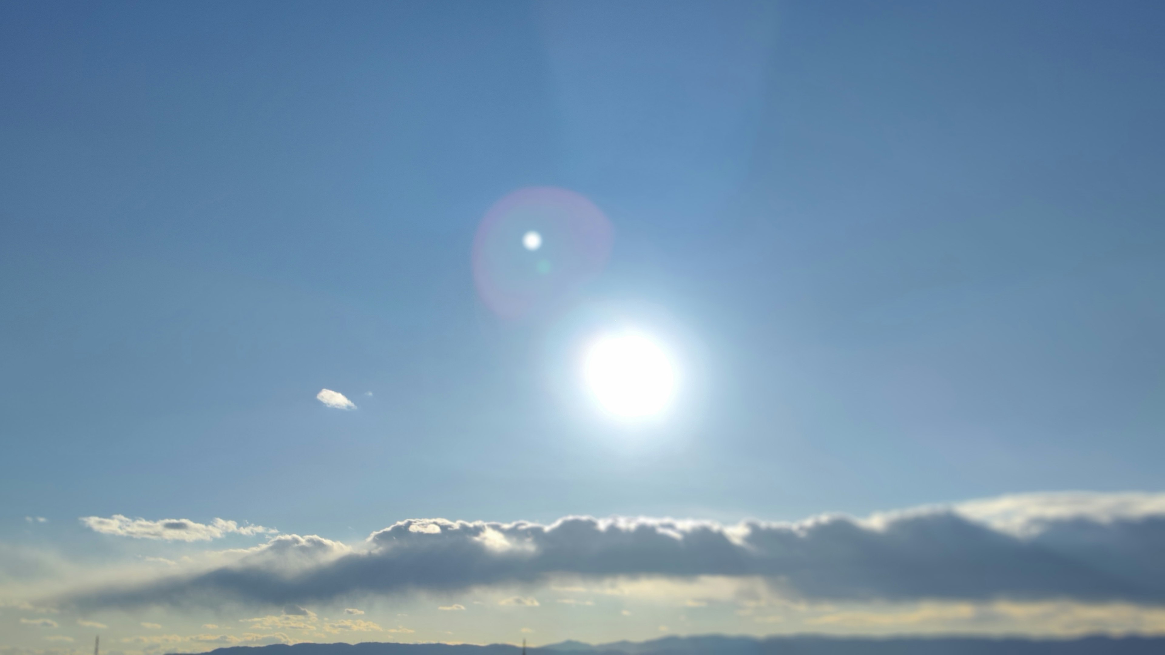 Helle Sonne in einem klaren blauen Himmel mit Wolken