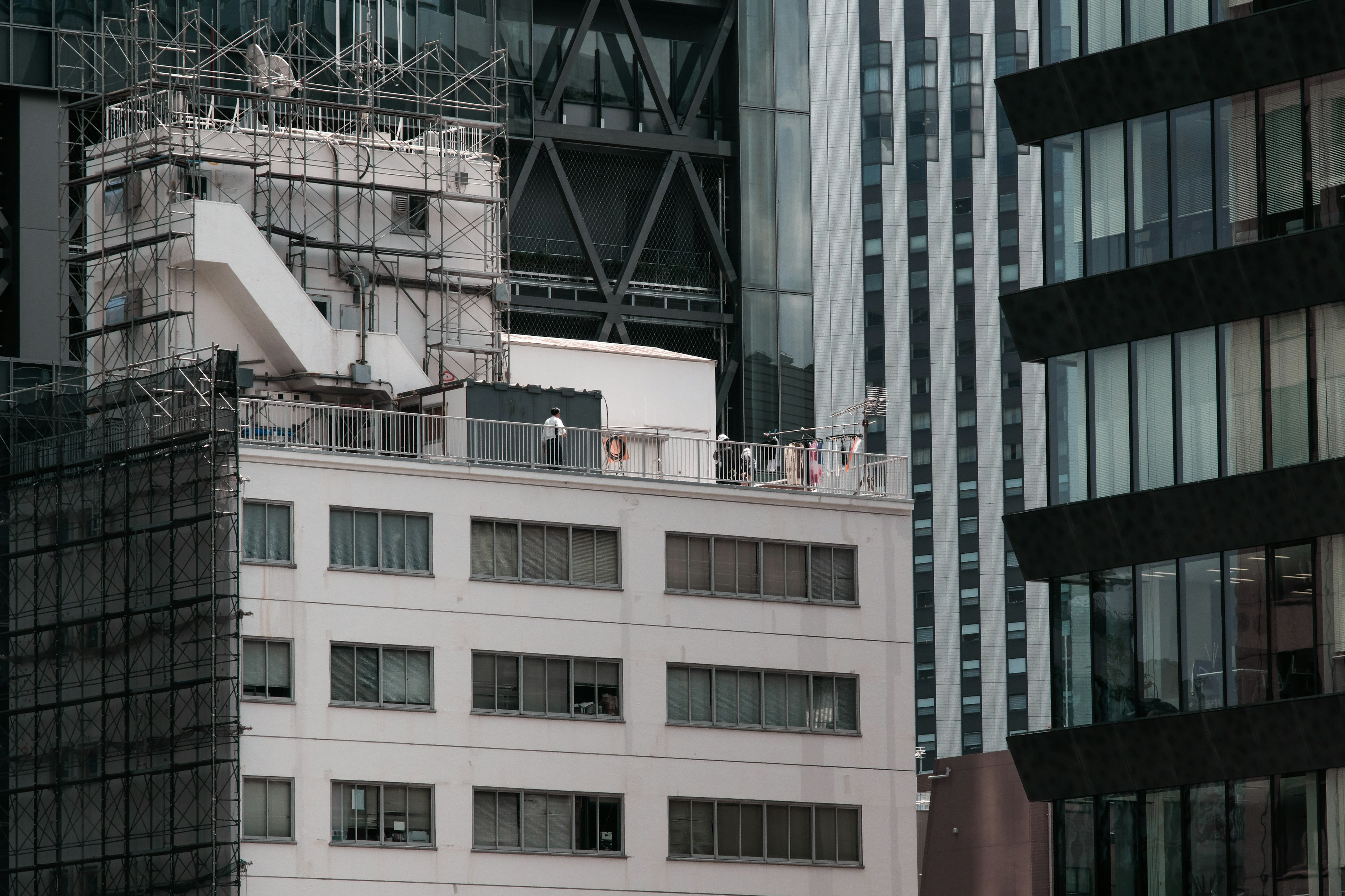 高層建築中白色建築與玻璃外牆