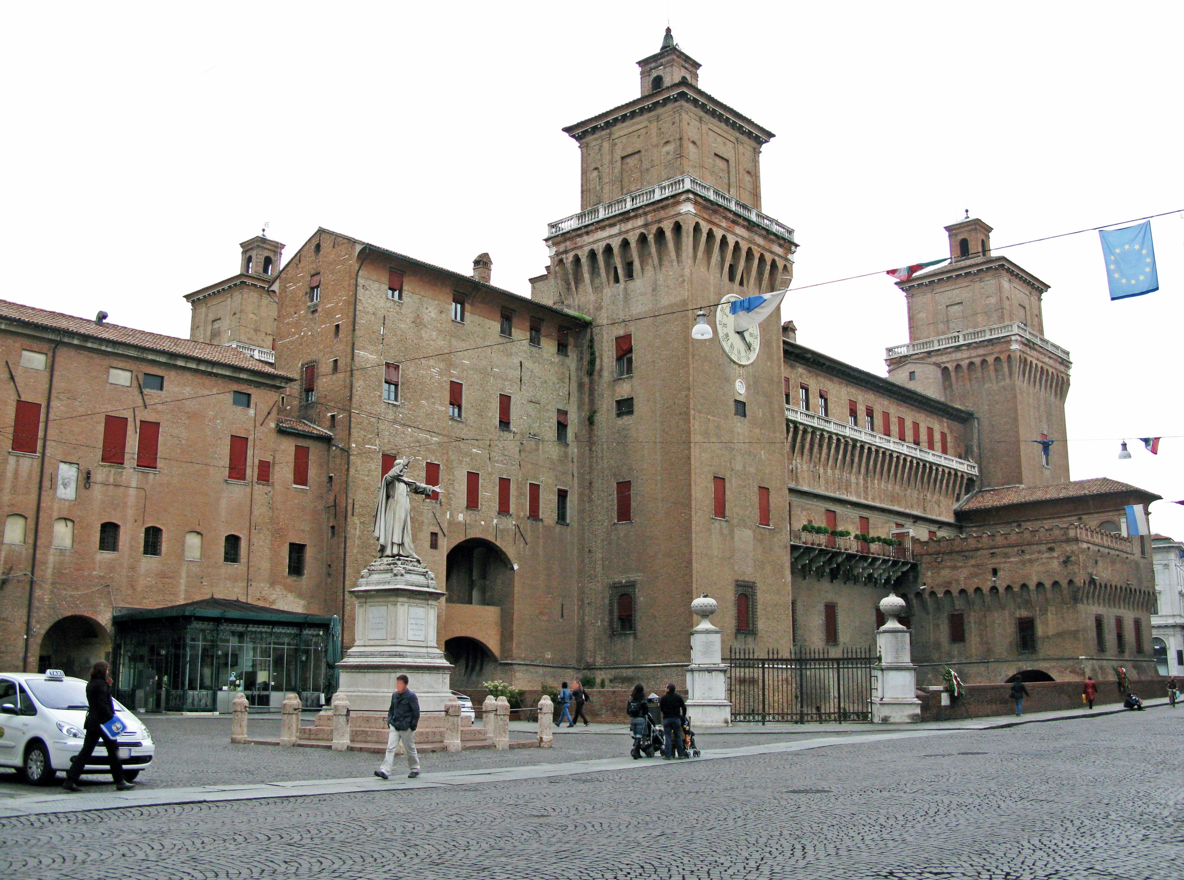 Vista esterna del Castello Estense con la piazza circostante