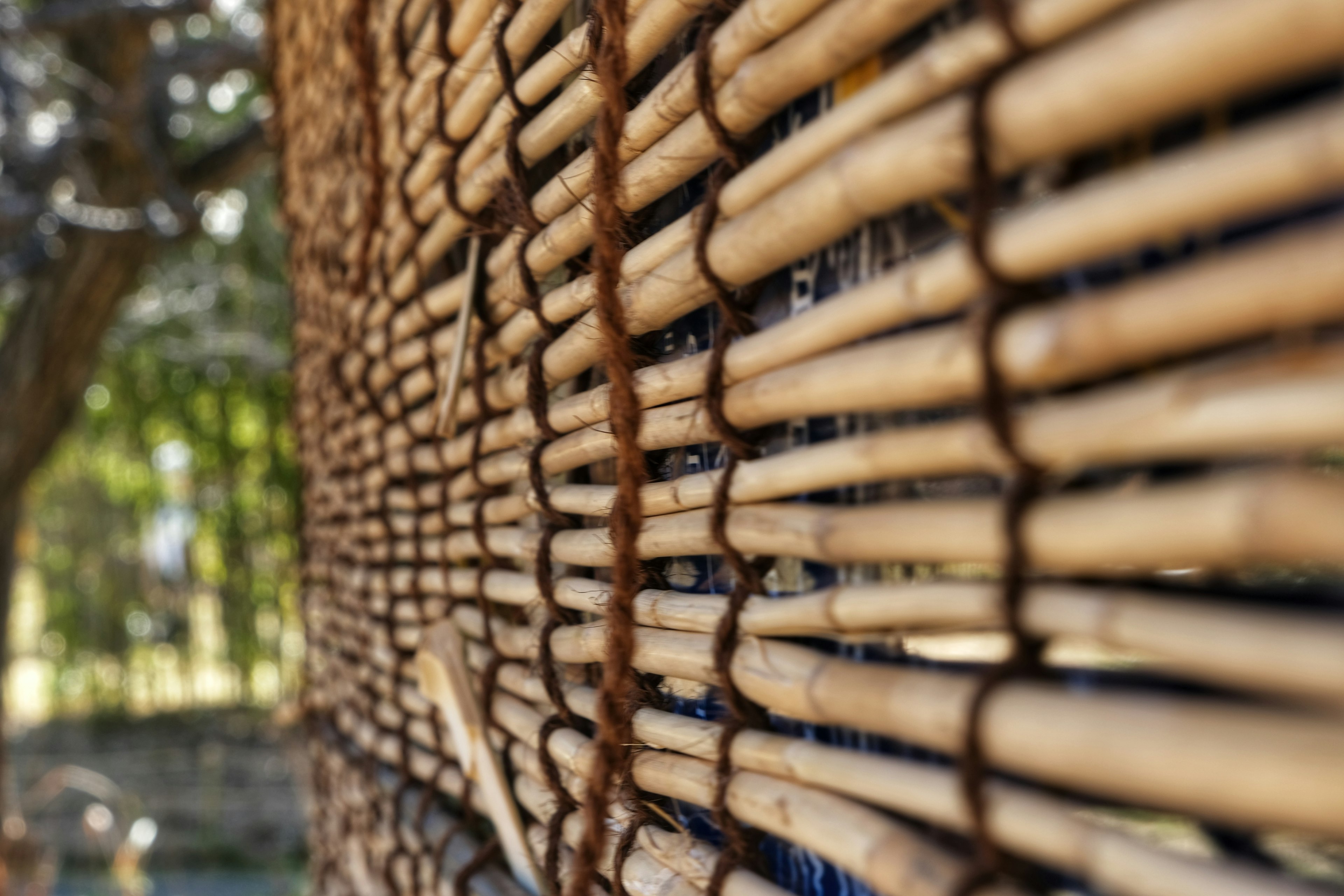 Gros plan sur une structure en bambou tissée