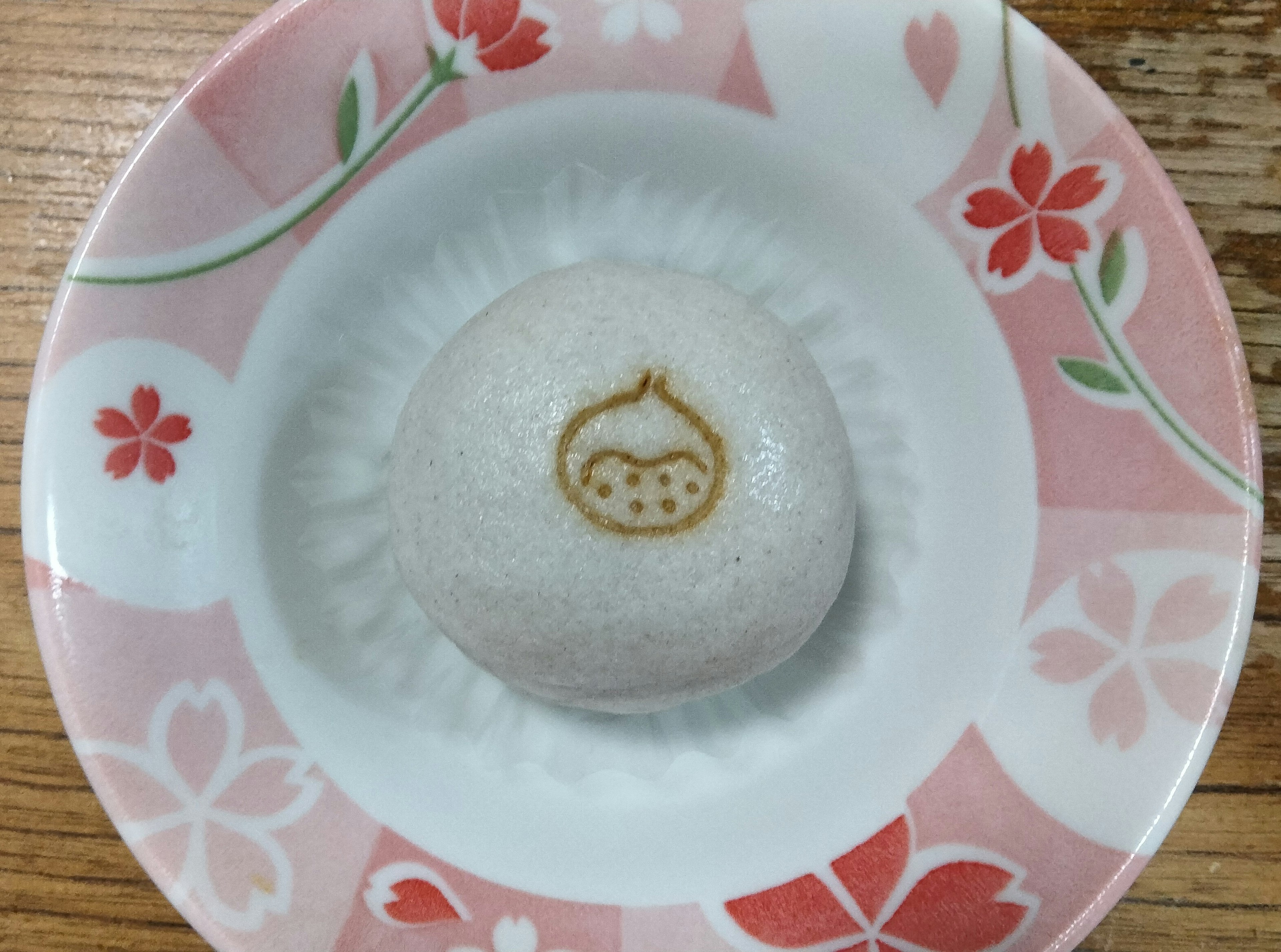 Un bonbon japonais blanc sur une assiette à fleurs