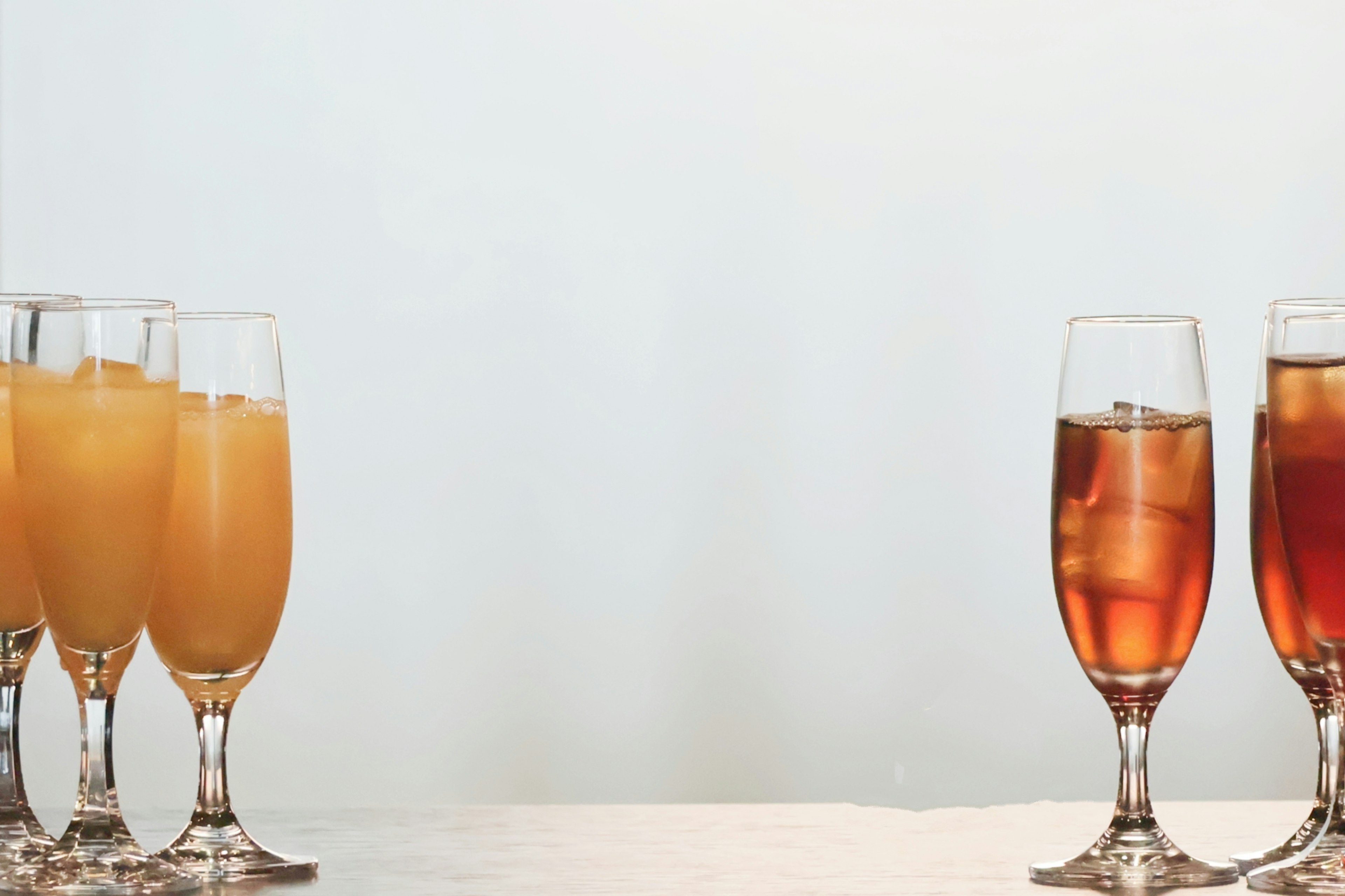 Copas de champán y té helado en una mesa