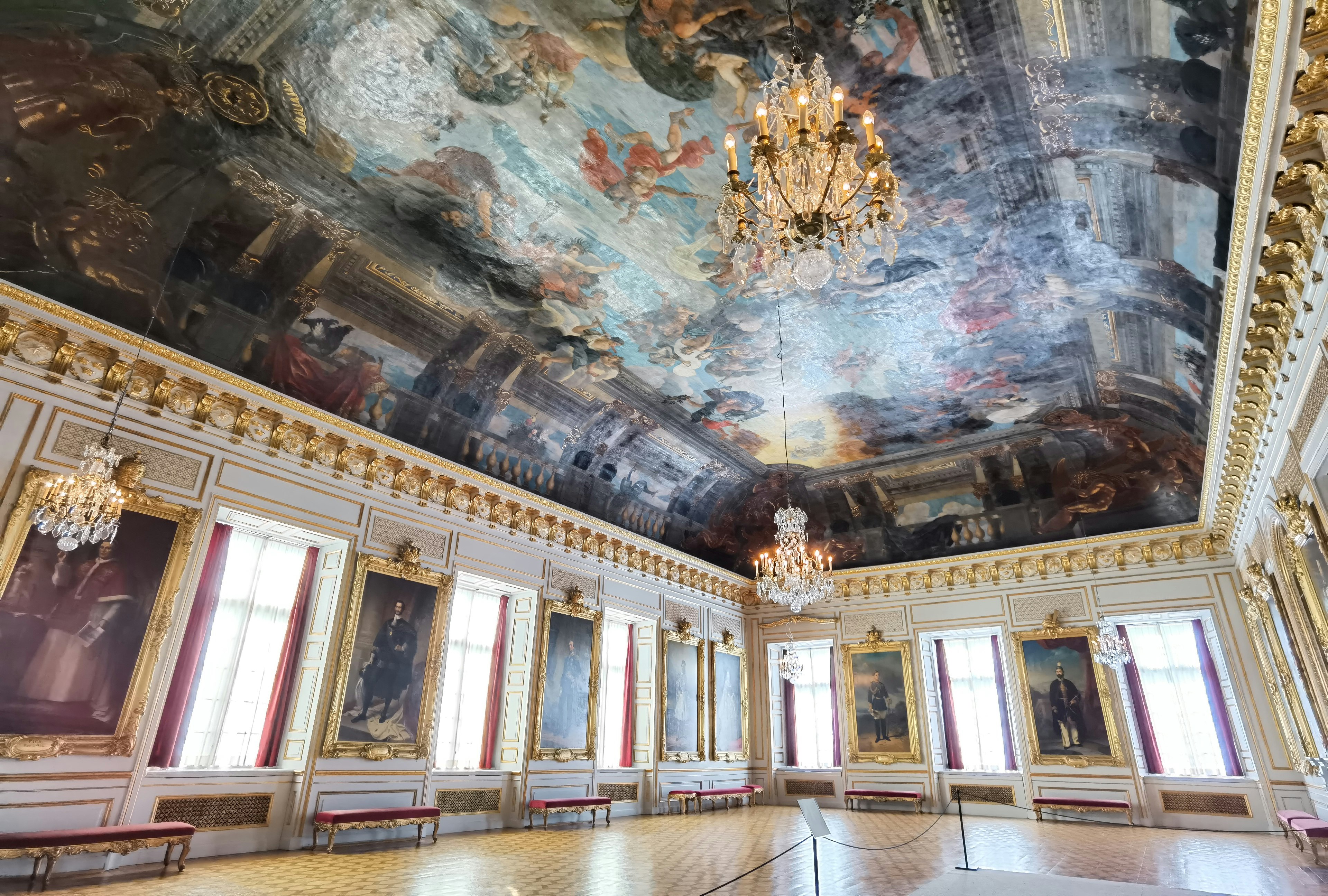 Chambre élégante avec une magnifique peinture au plafond et des lustres