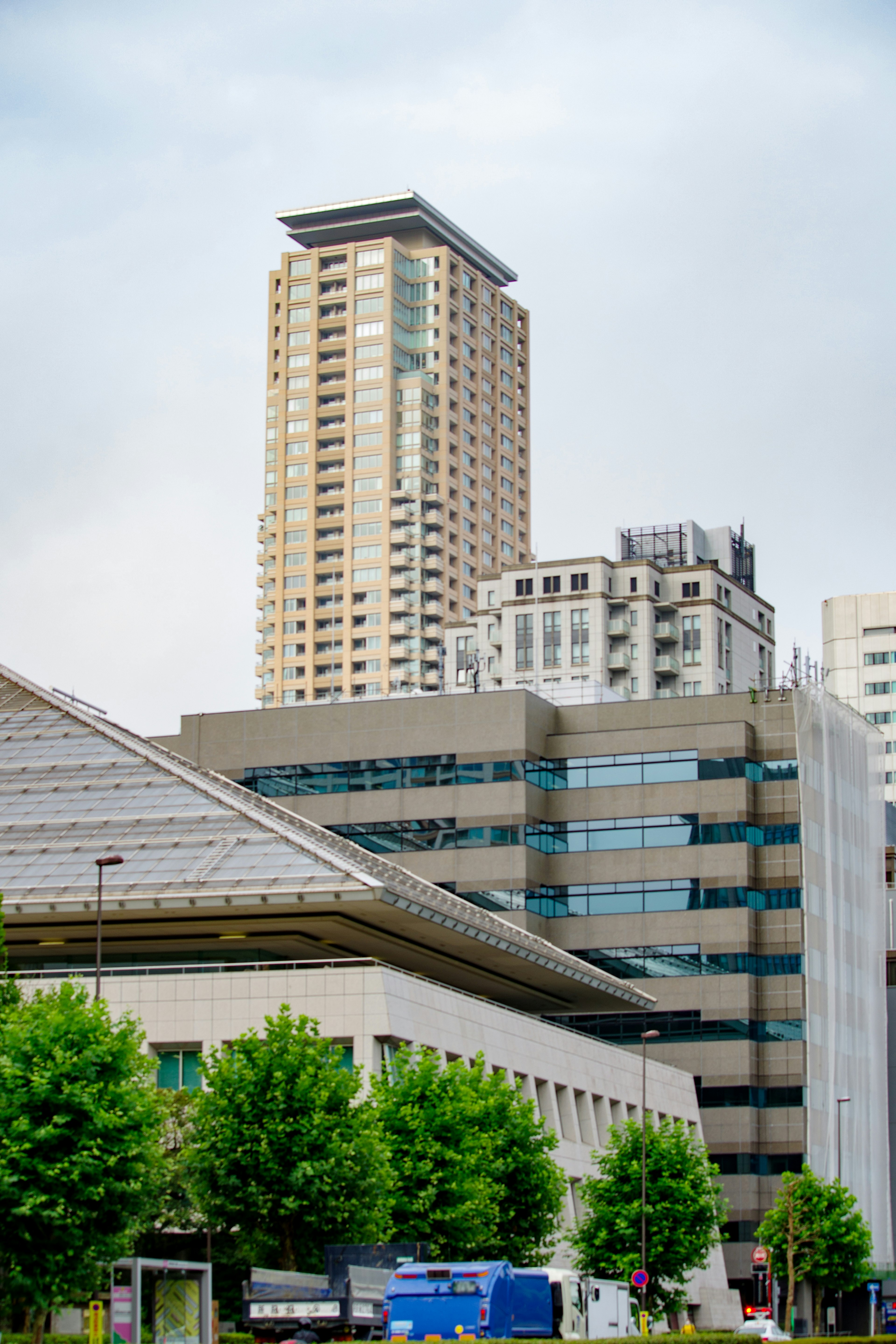 Pemandangan kota dengan gedung tinggi dan arsitektur modern