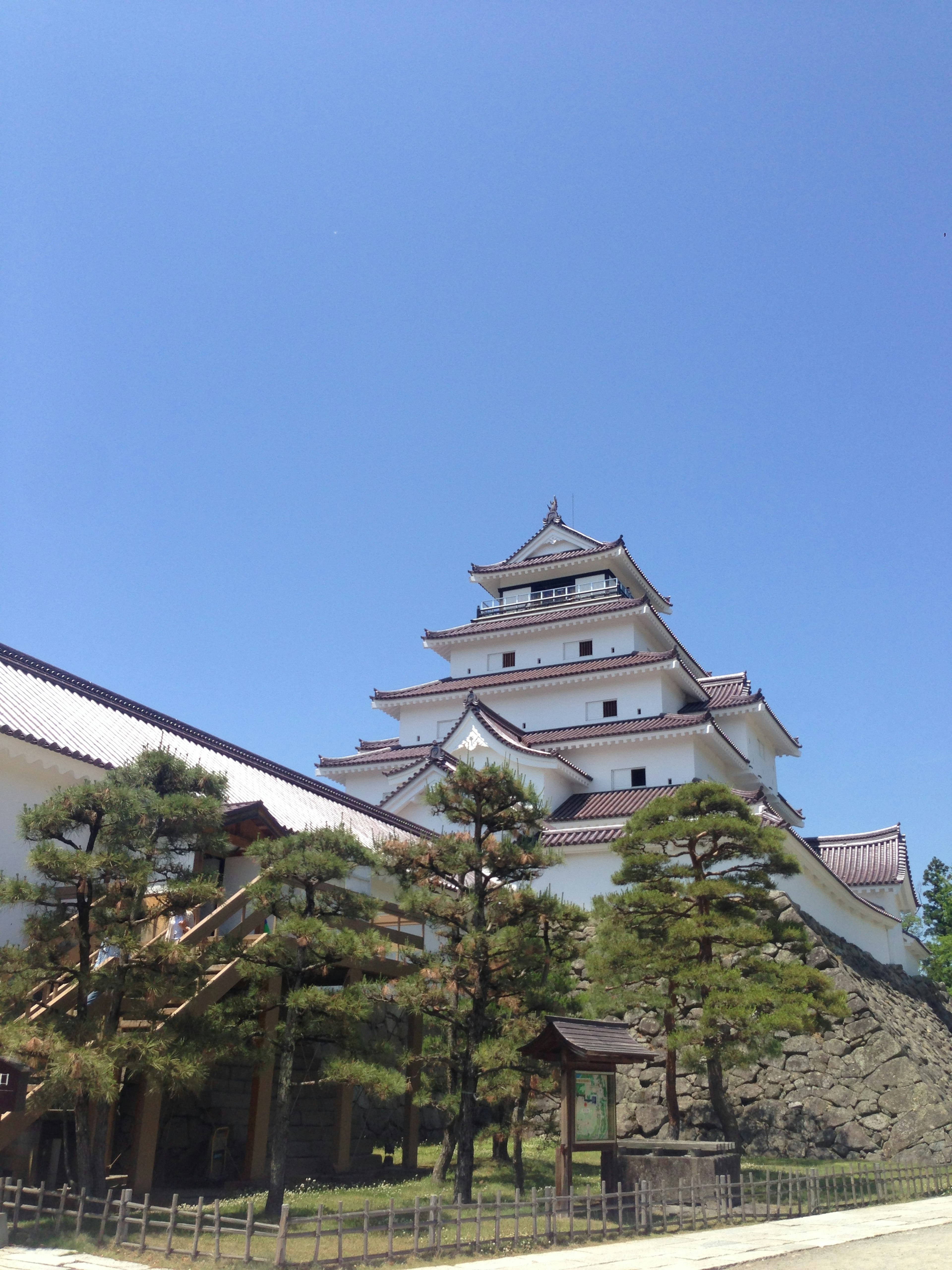 青空の下にある美しい日本の城の写真