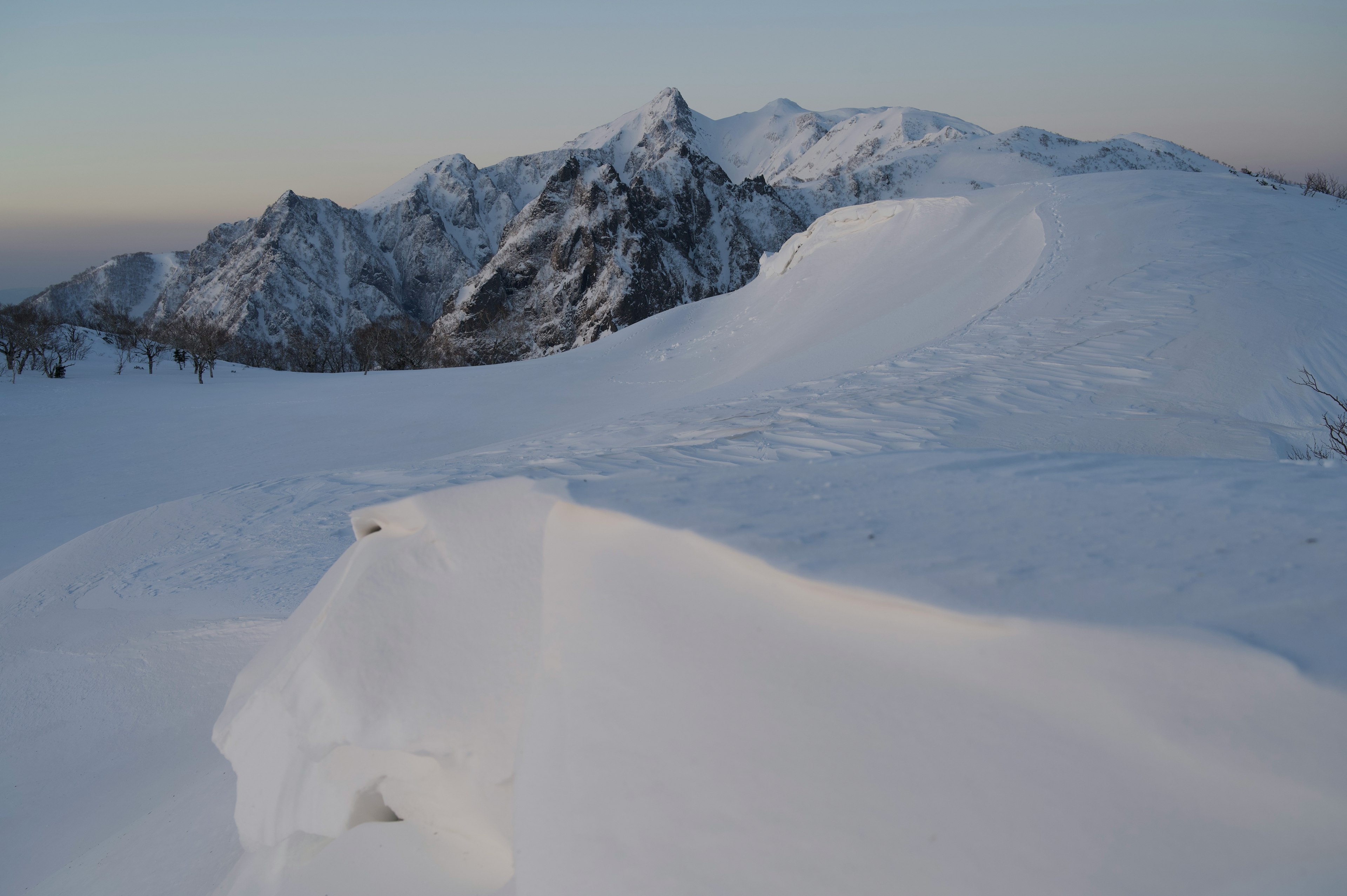 Schneebedeckte Berge mit einer glatten Schneefläche