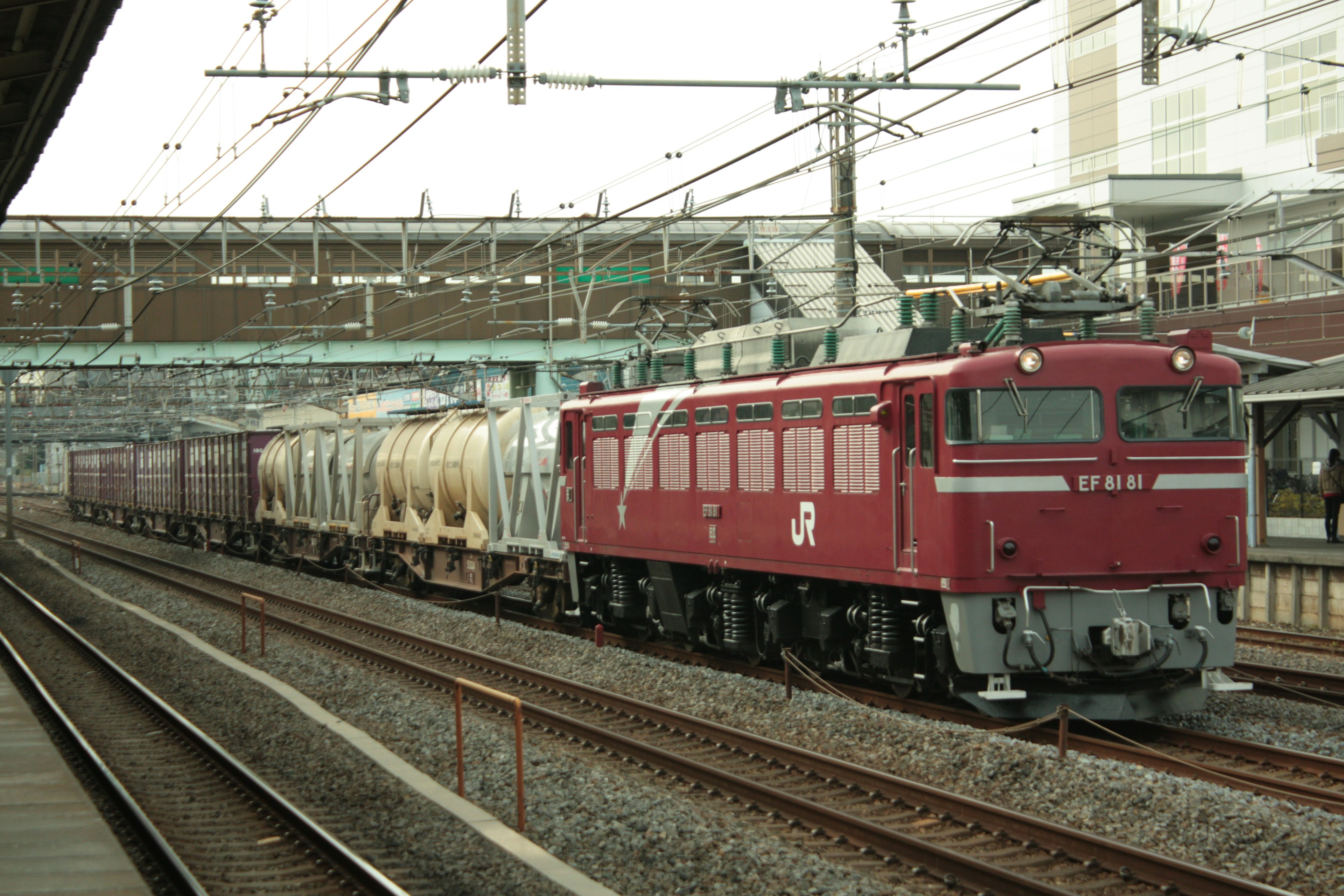 Kereta barang merah berhenti di stasiun