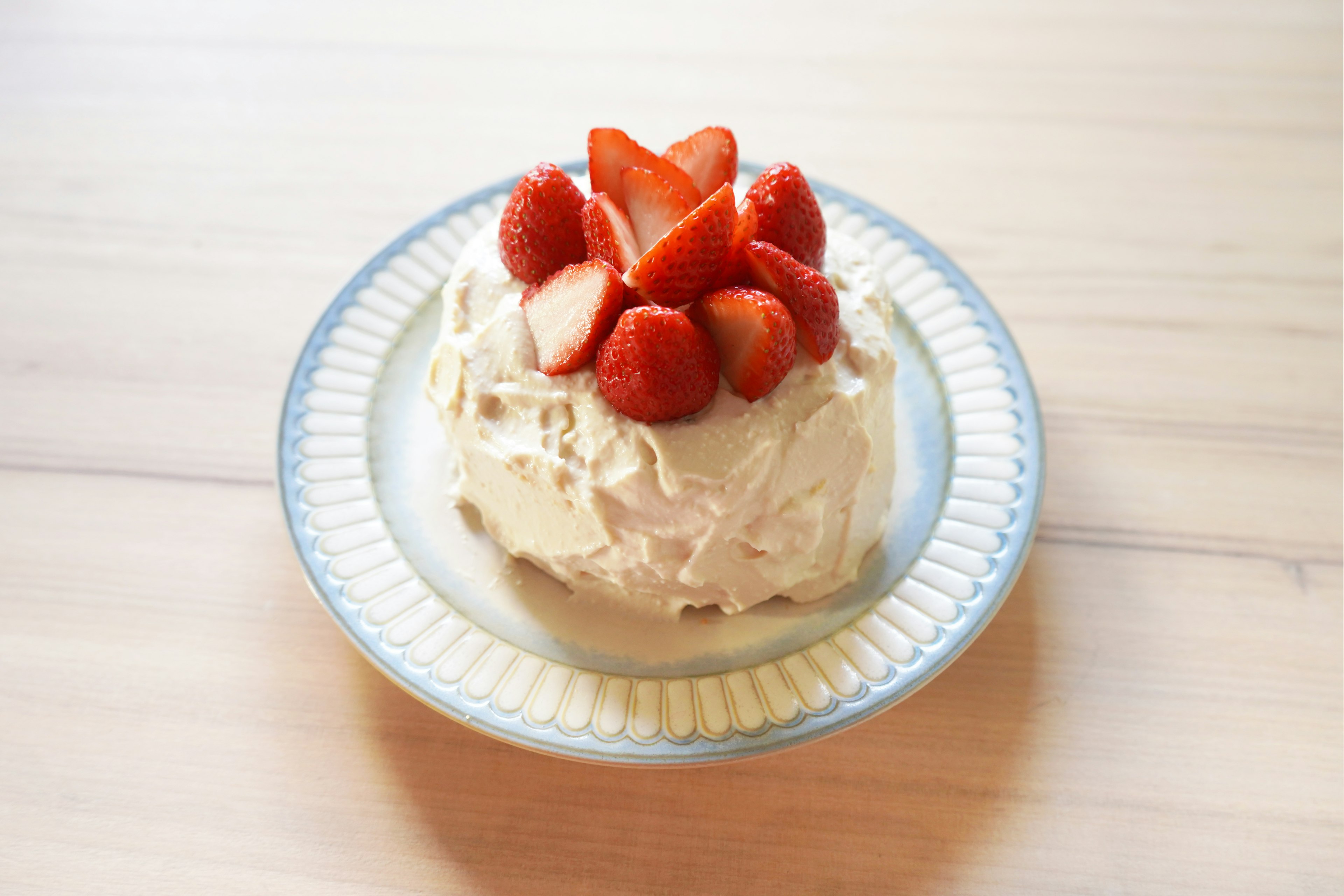 Un postre cubierto con crema y fresas