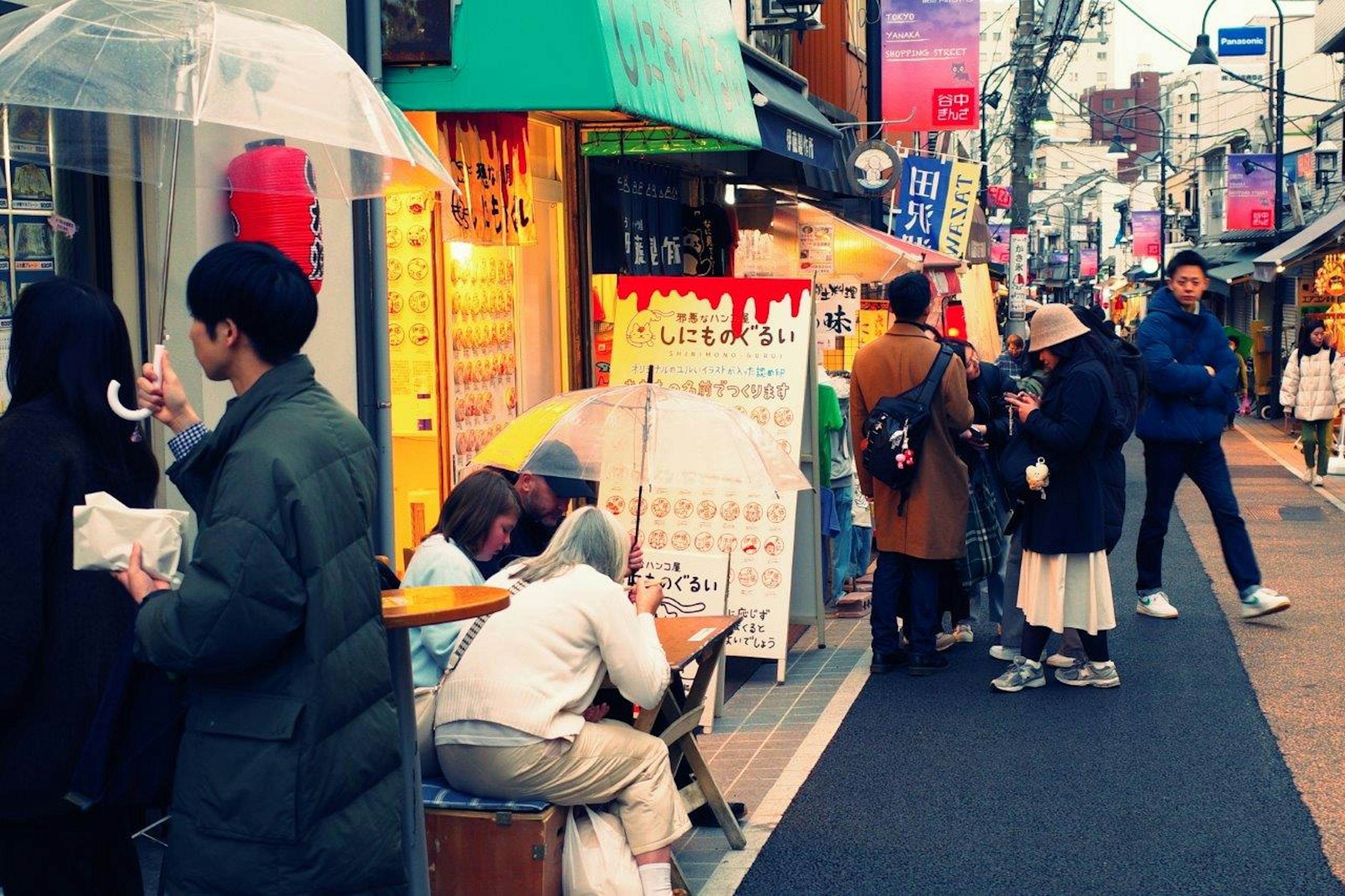 賑やかな街角にいる人々と色とりどりの看板