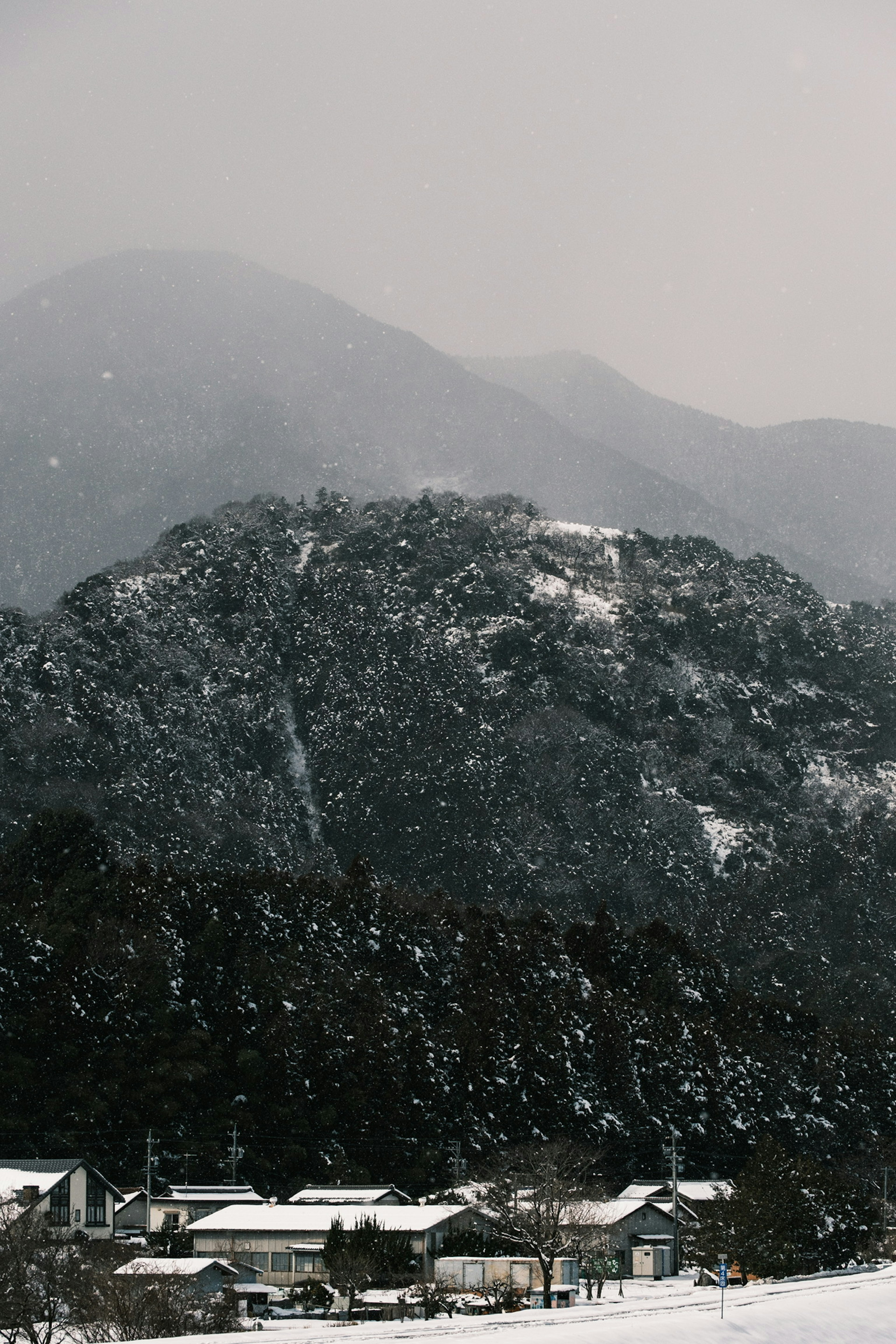 Paisaje de montañas y pueblo nevado