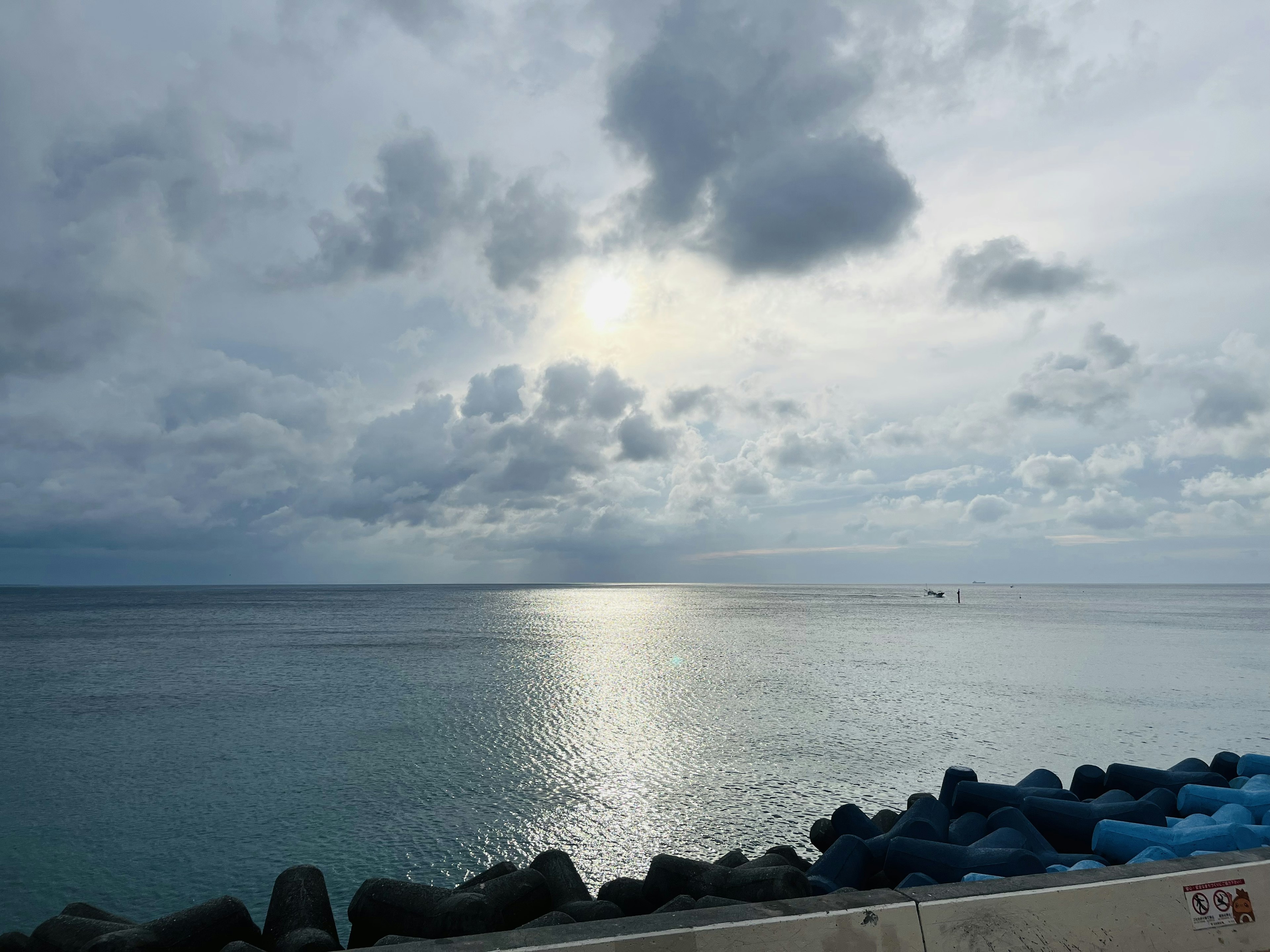 穏やかな海と雲のある空の風景