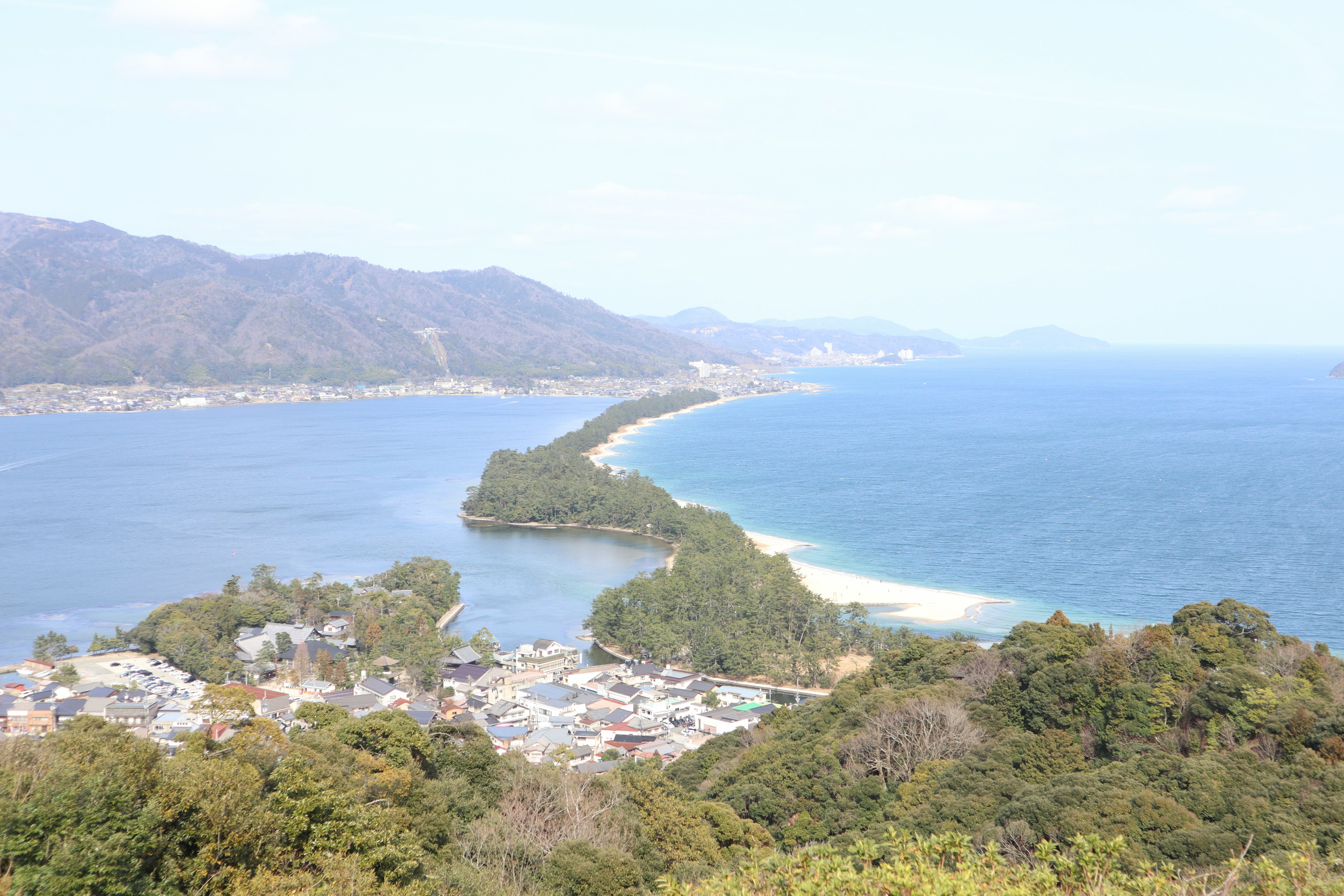 ชายหาดที่สวยงามพร้อมเนินเขาสีเขียว