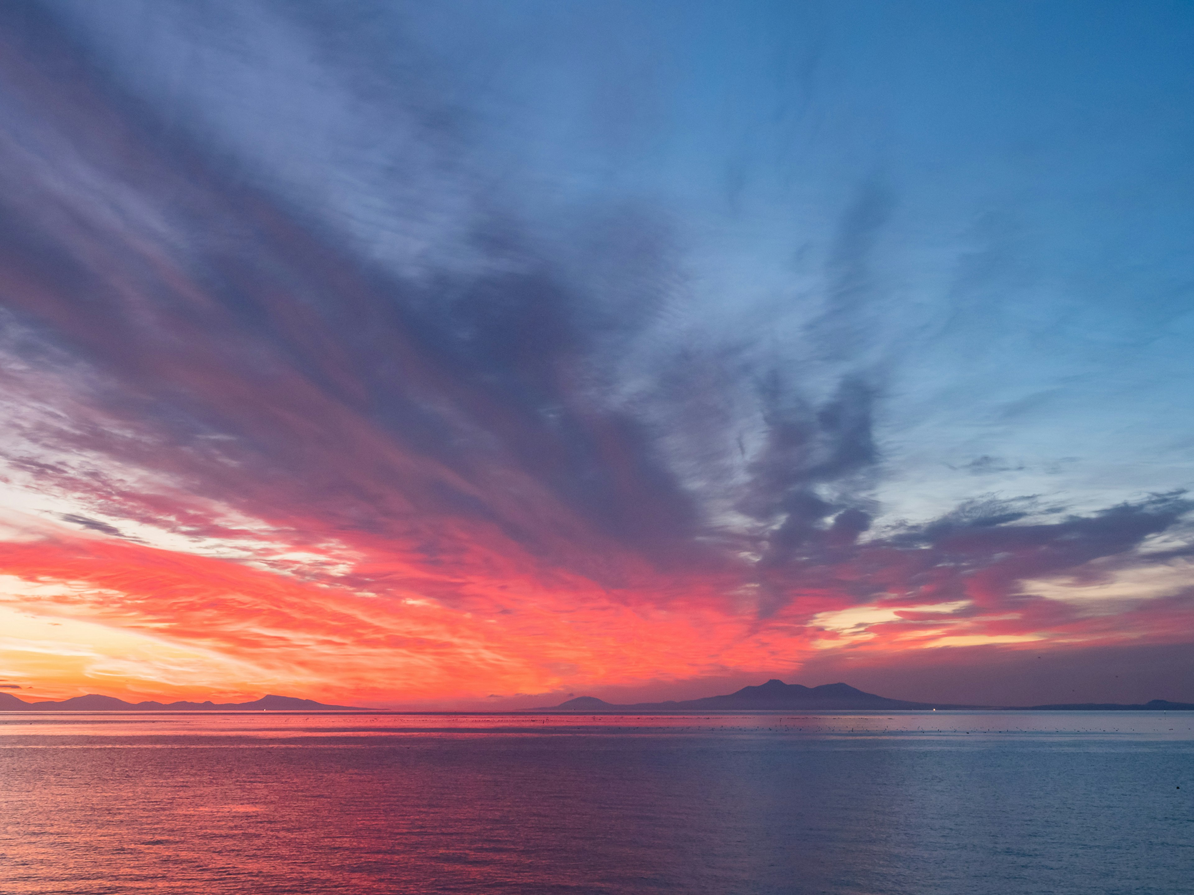 Bellissimo cielo al tramonto sopra il mare calmo