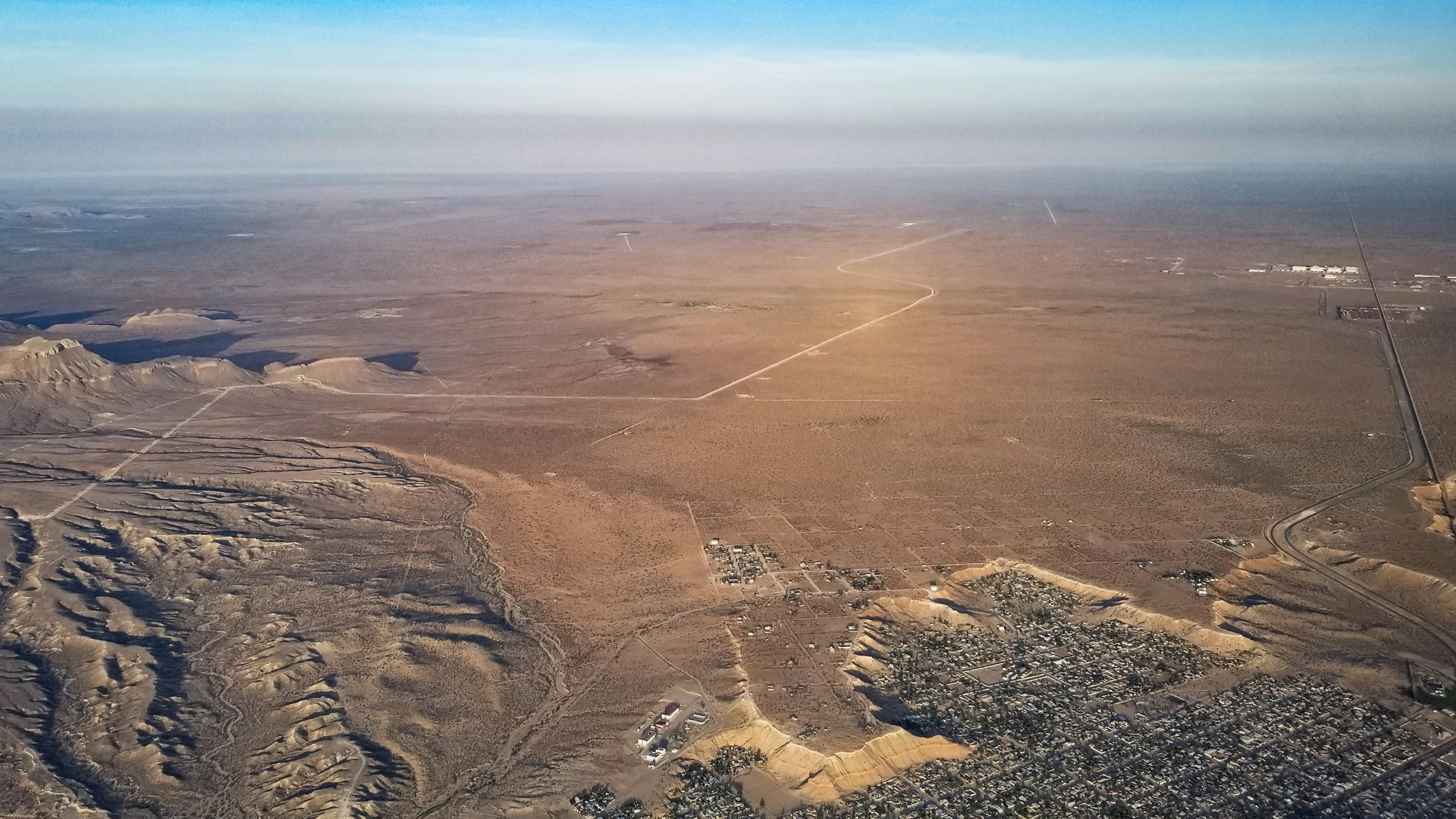 Vue aérienne d'une vaste terre sèche et des montagnes