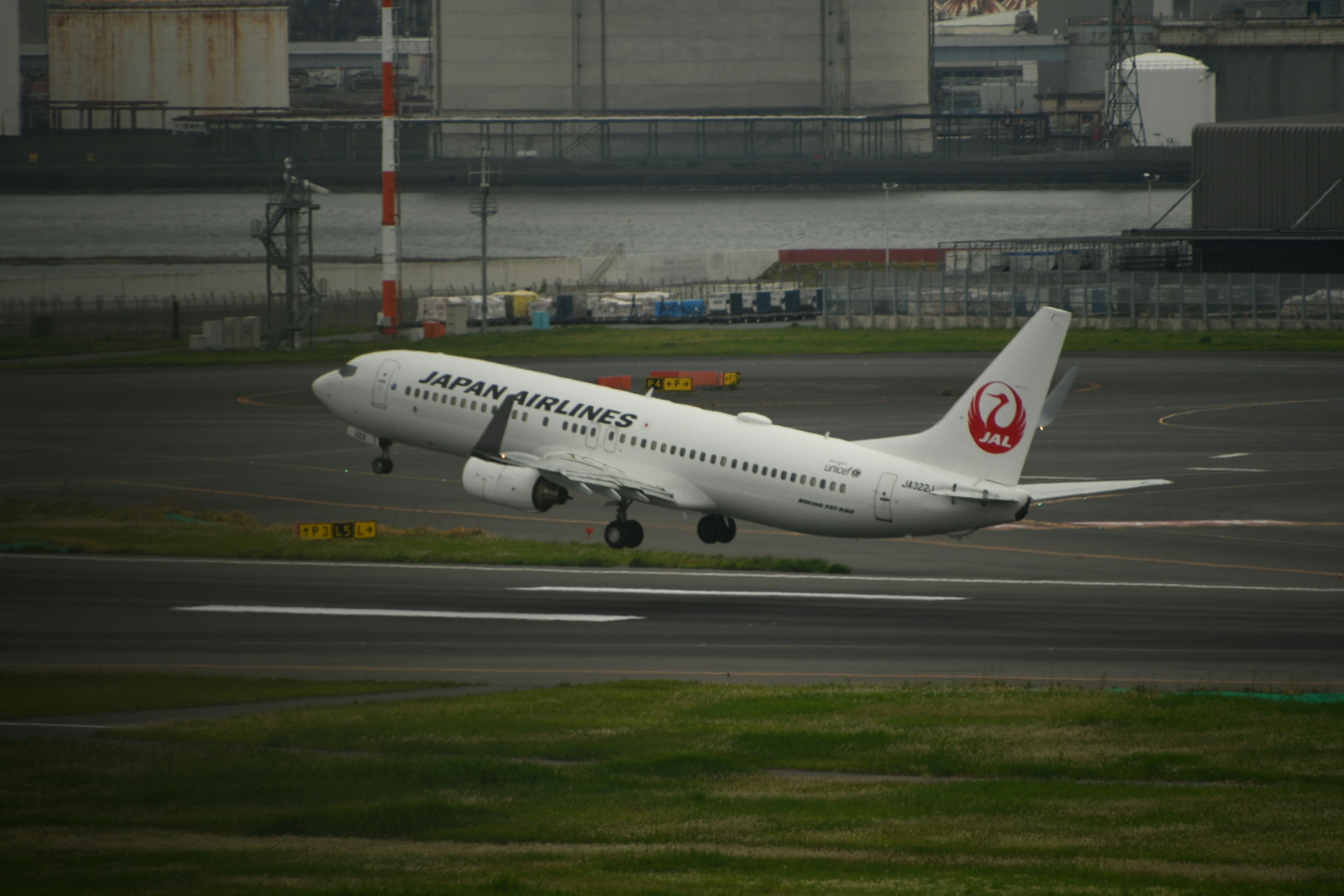 Pesawat Japan Airlines lepas landas di landasan