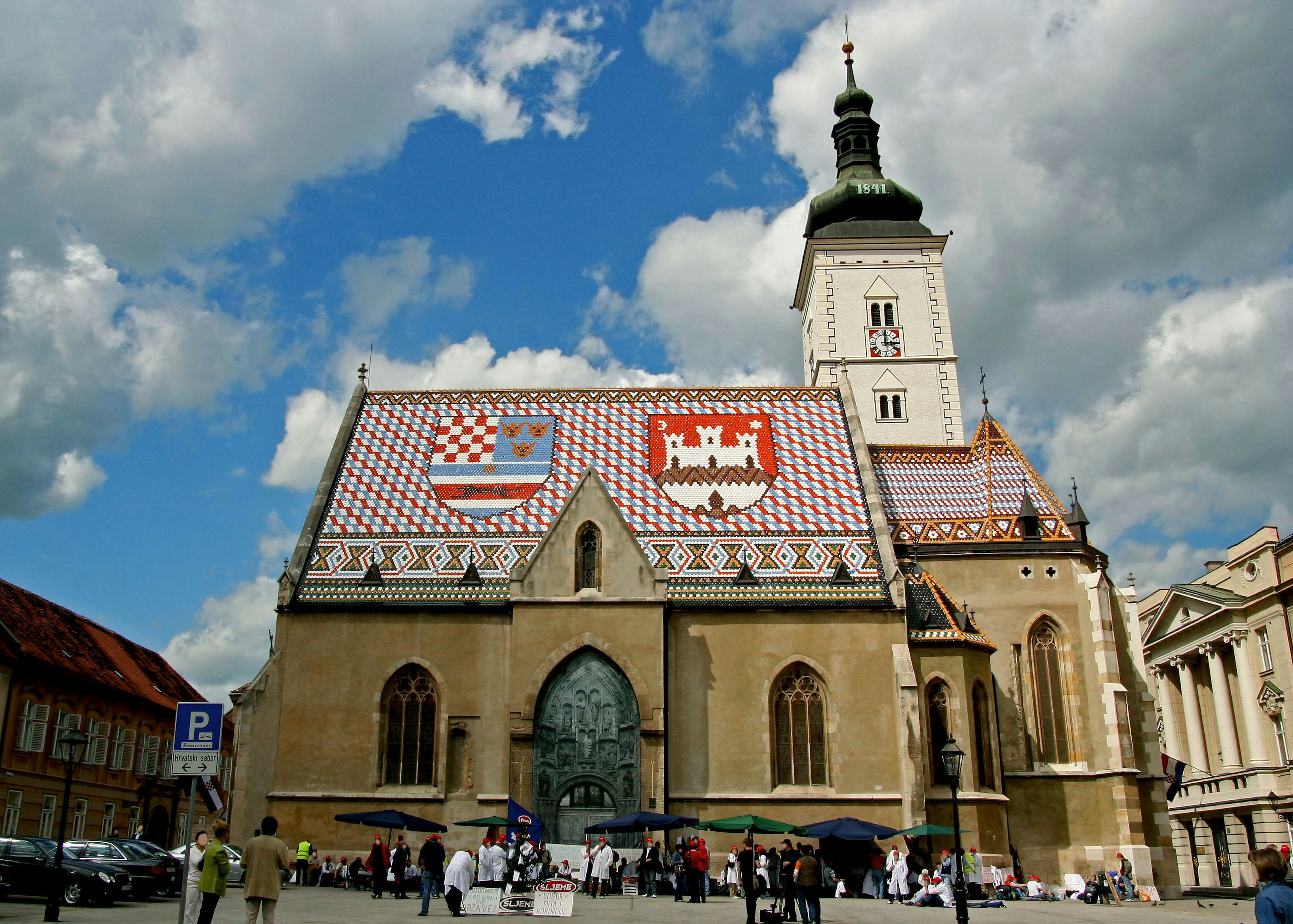 Gereja St Mark di Zagreb memiliki atap ubin yang indah dengan lambang Kroasia dan Zagreb