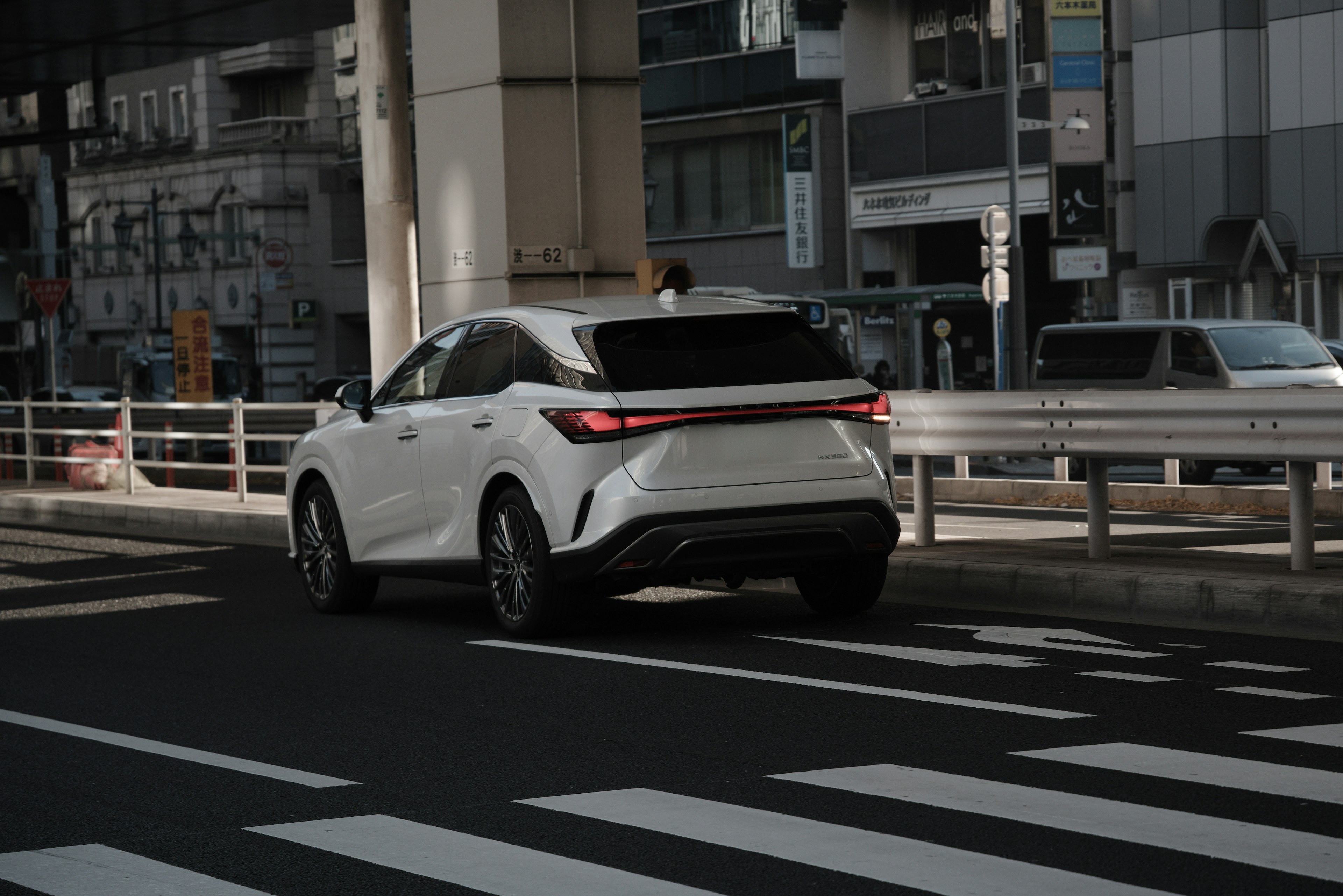 Ein weißer SUV fährt auf einer Stadtstraße