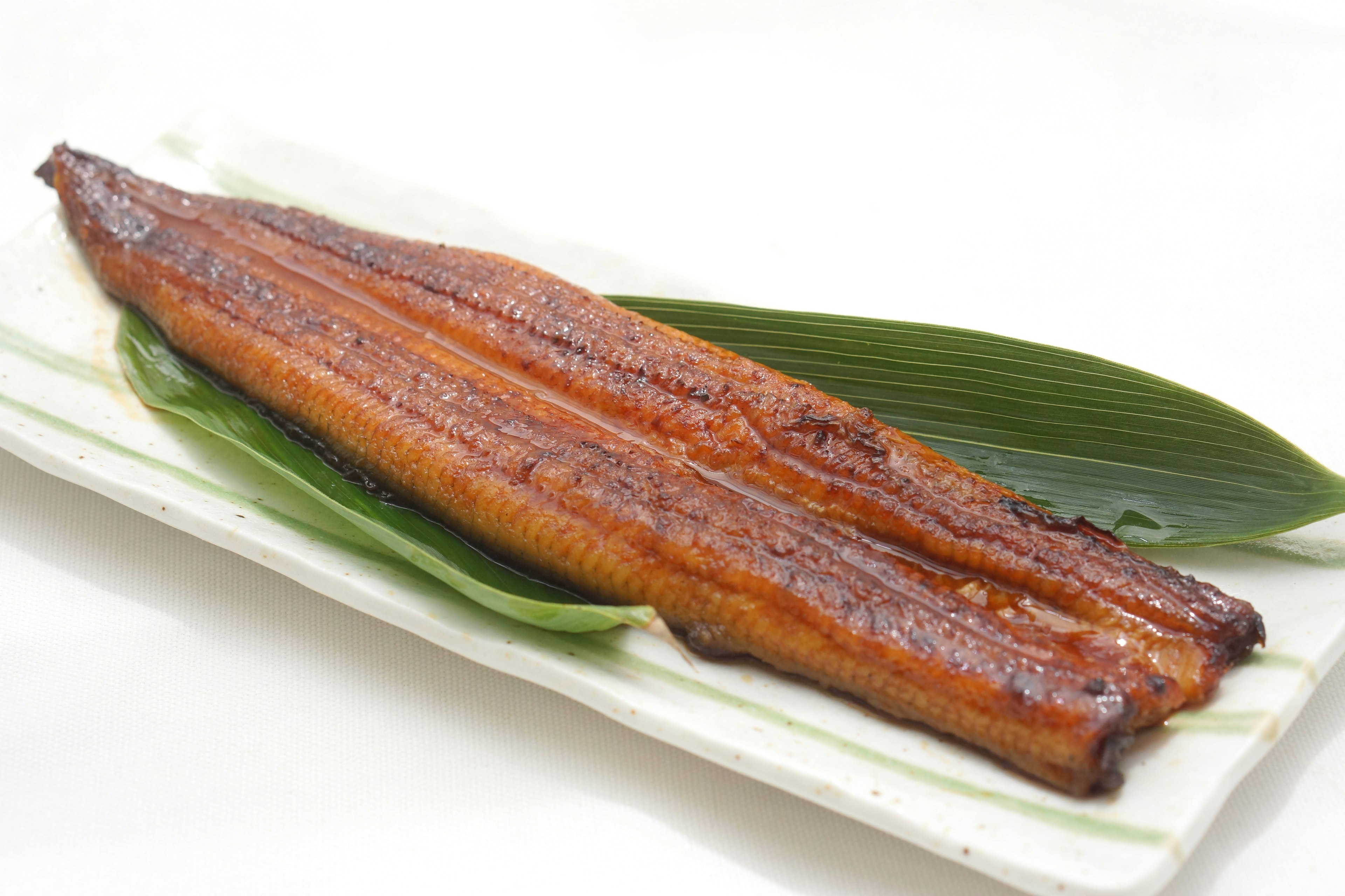 照り焼きの鰻が葉の上に置かれたプレート