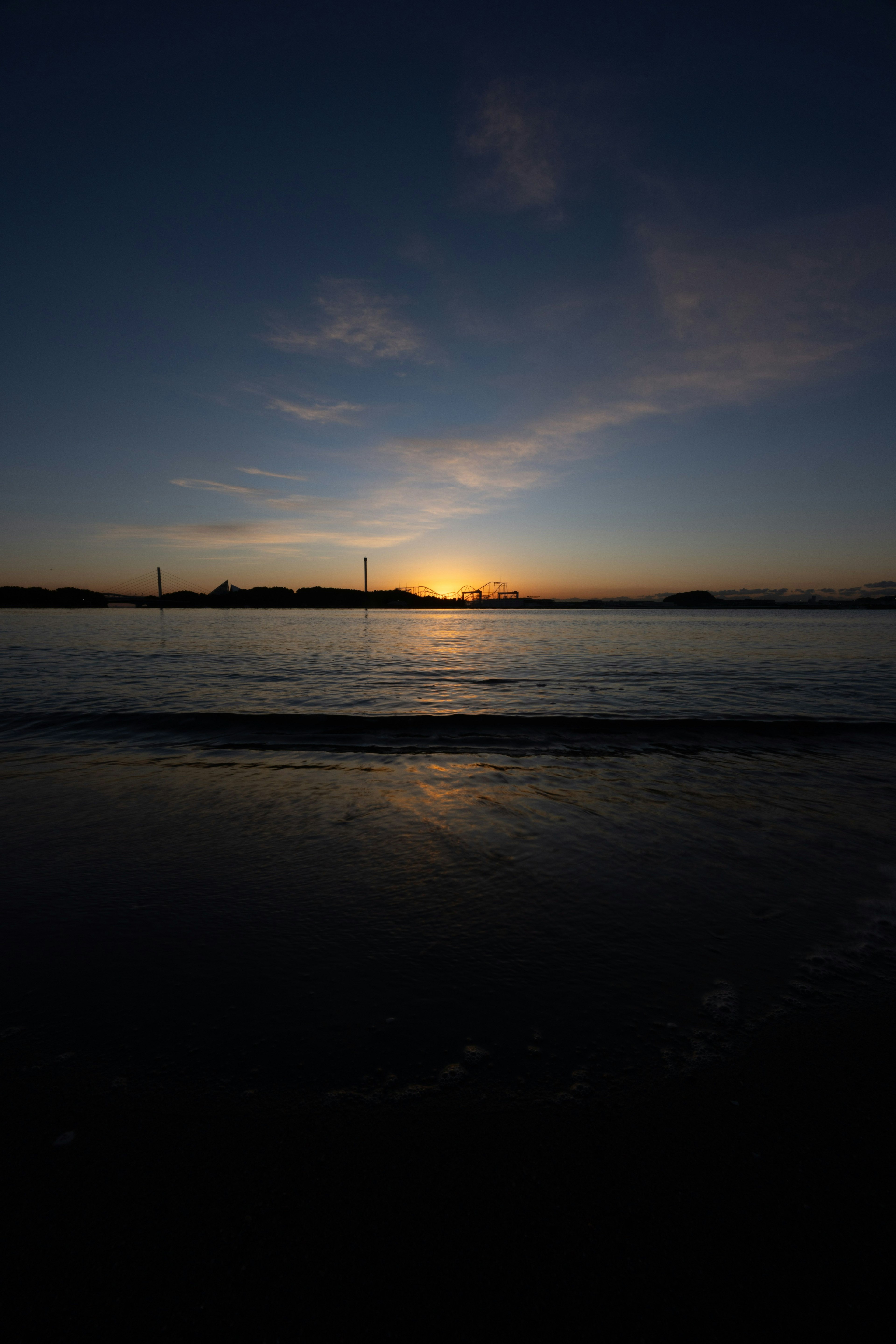 夕日が海に沈む美しい風景と静かな水面