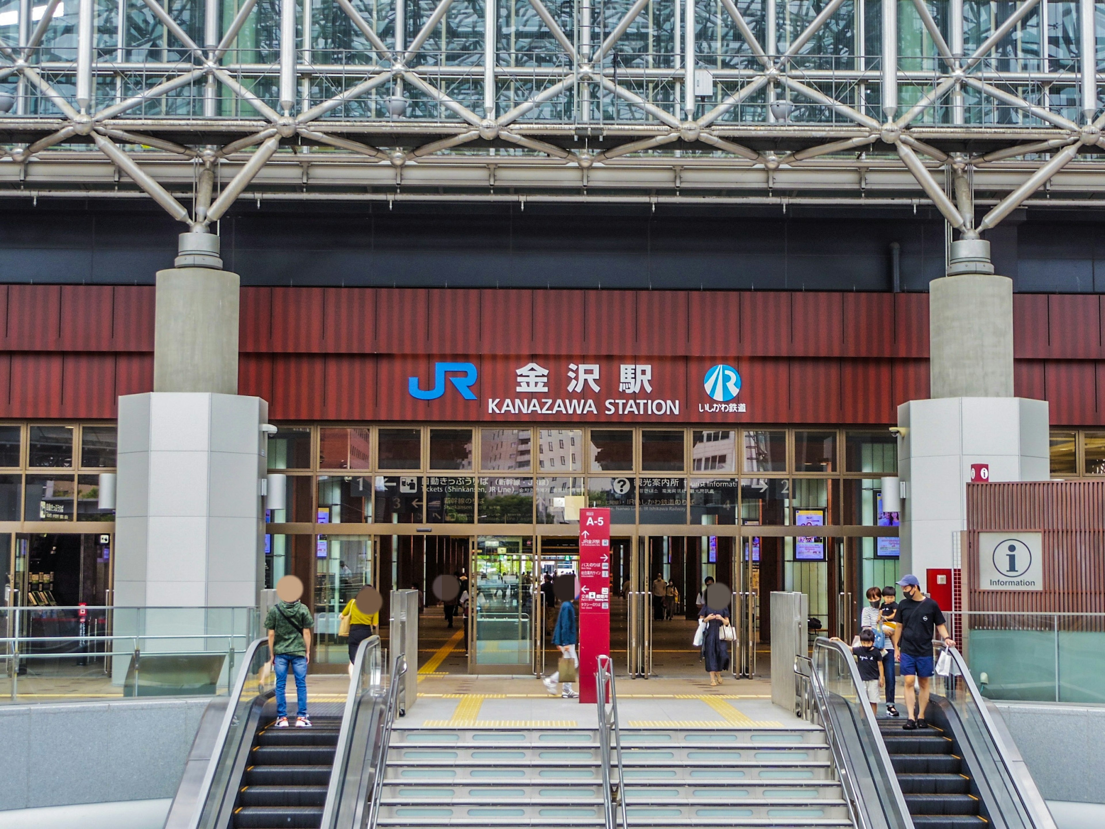 Vista exterior de la estación de Kanagawa con entrada y pasajeros