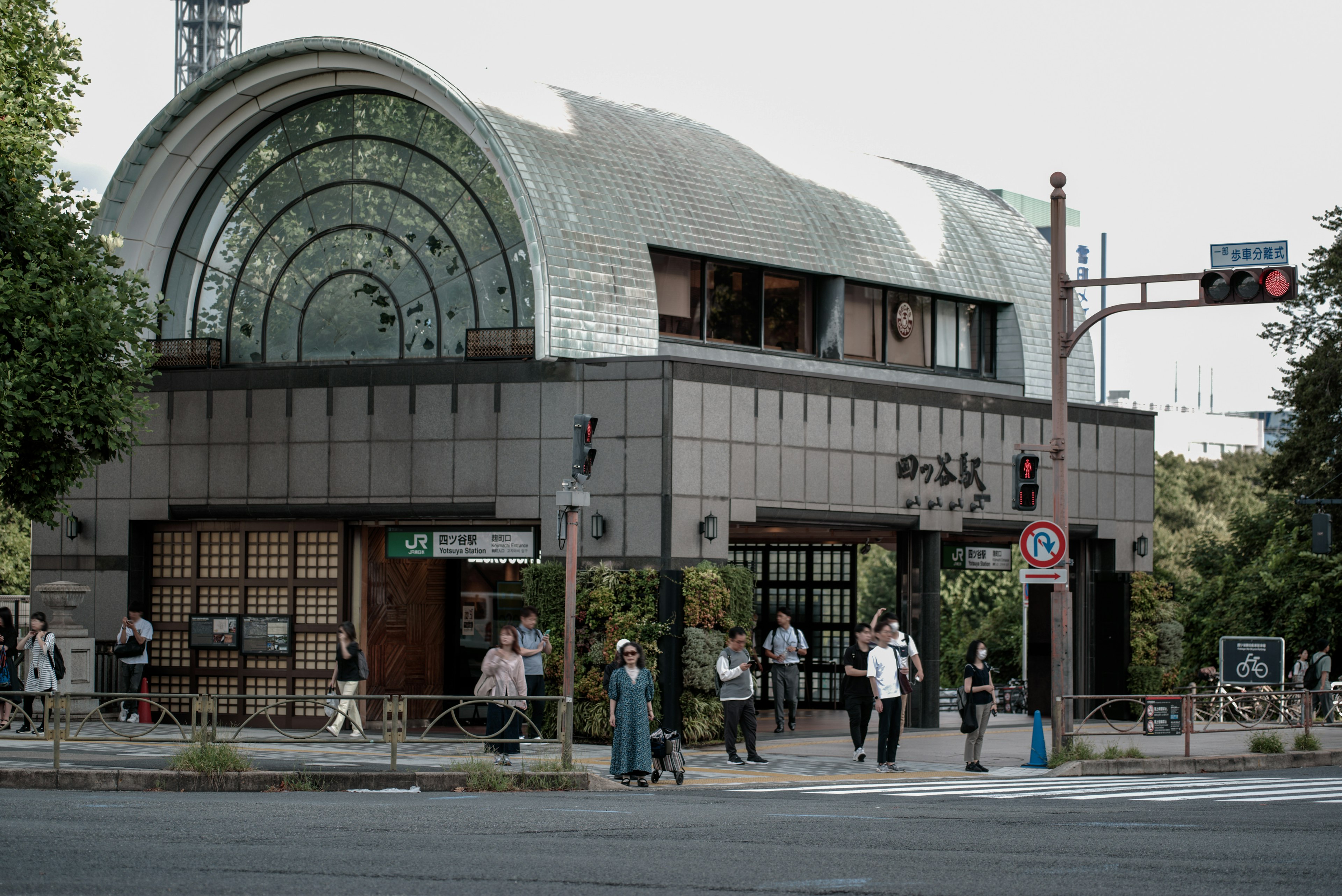 Gare moderne avec des piétons