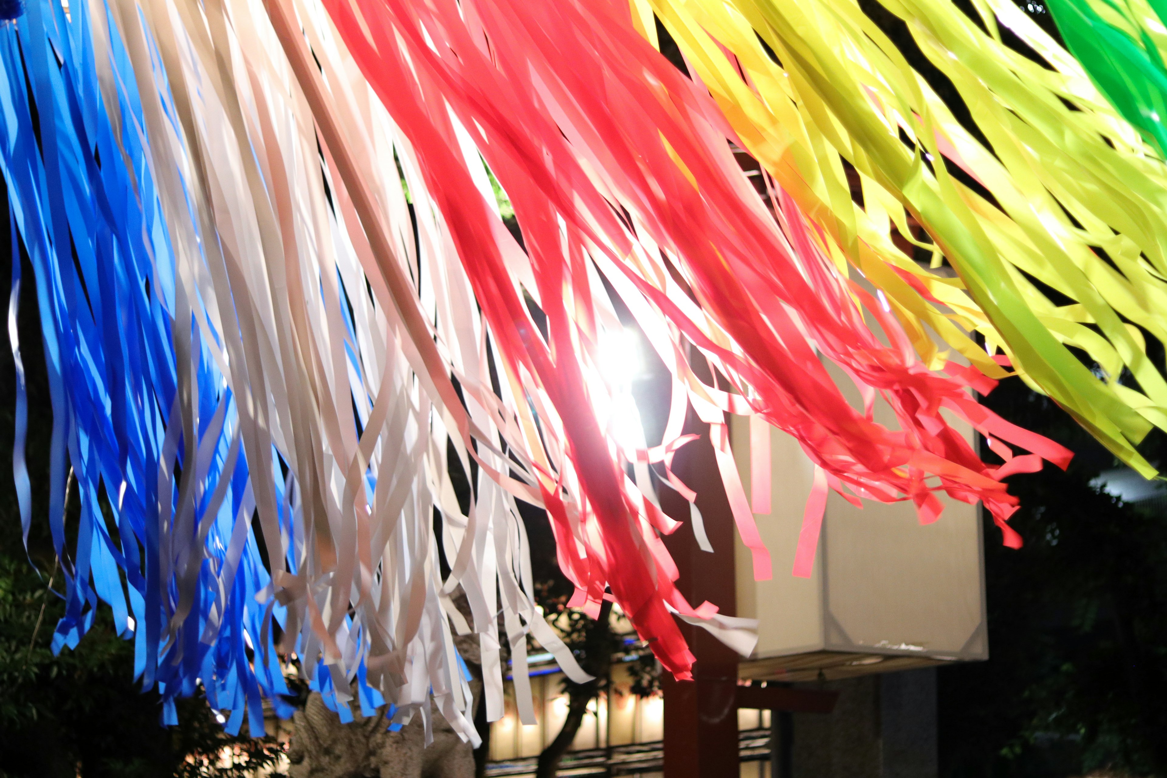 Ribbons colorés flottant dans le ciel nocturne