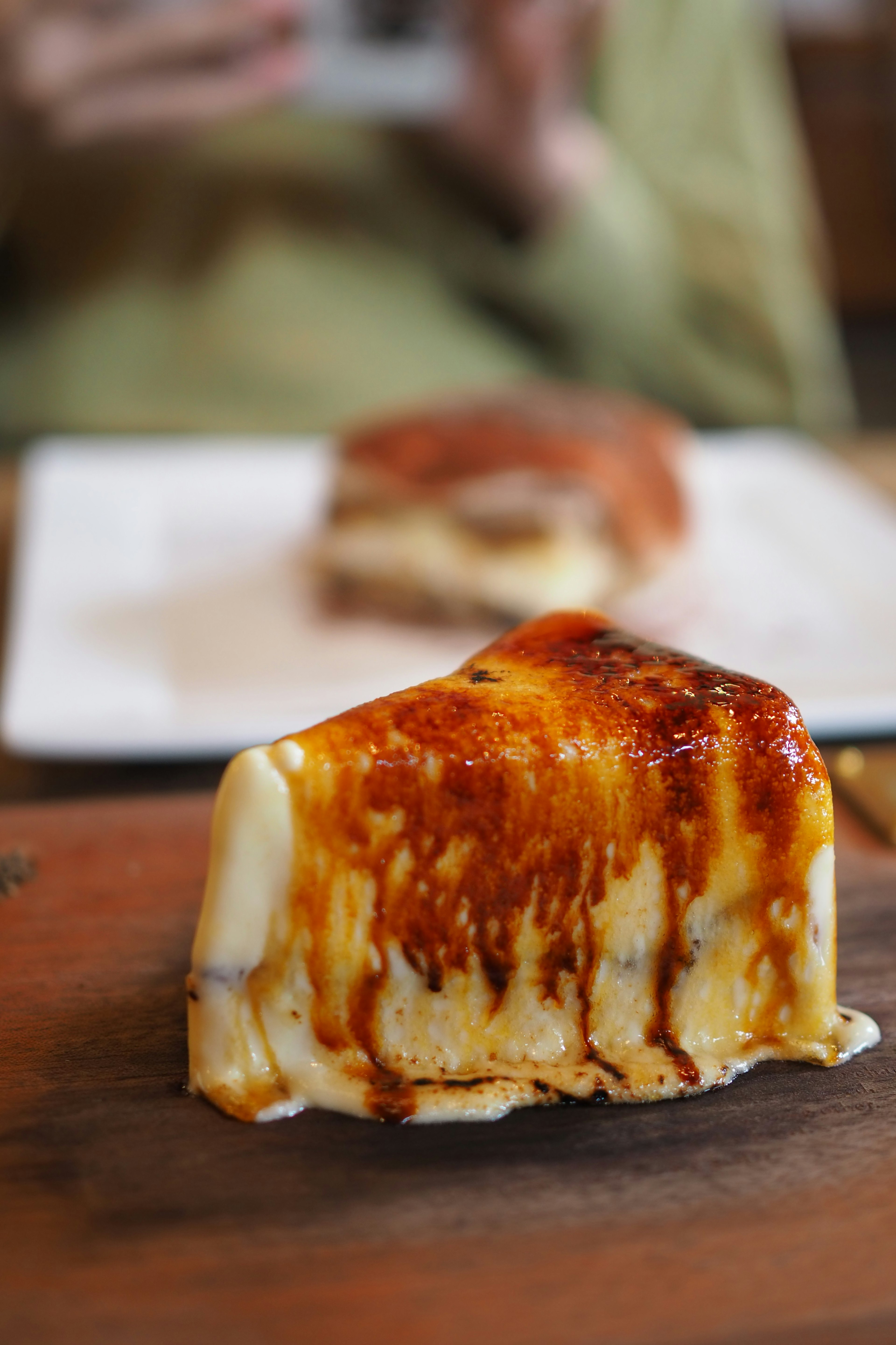 Delizioso dessert di crème brûlée su un piatto di legno