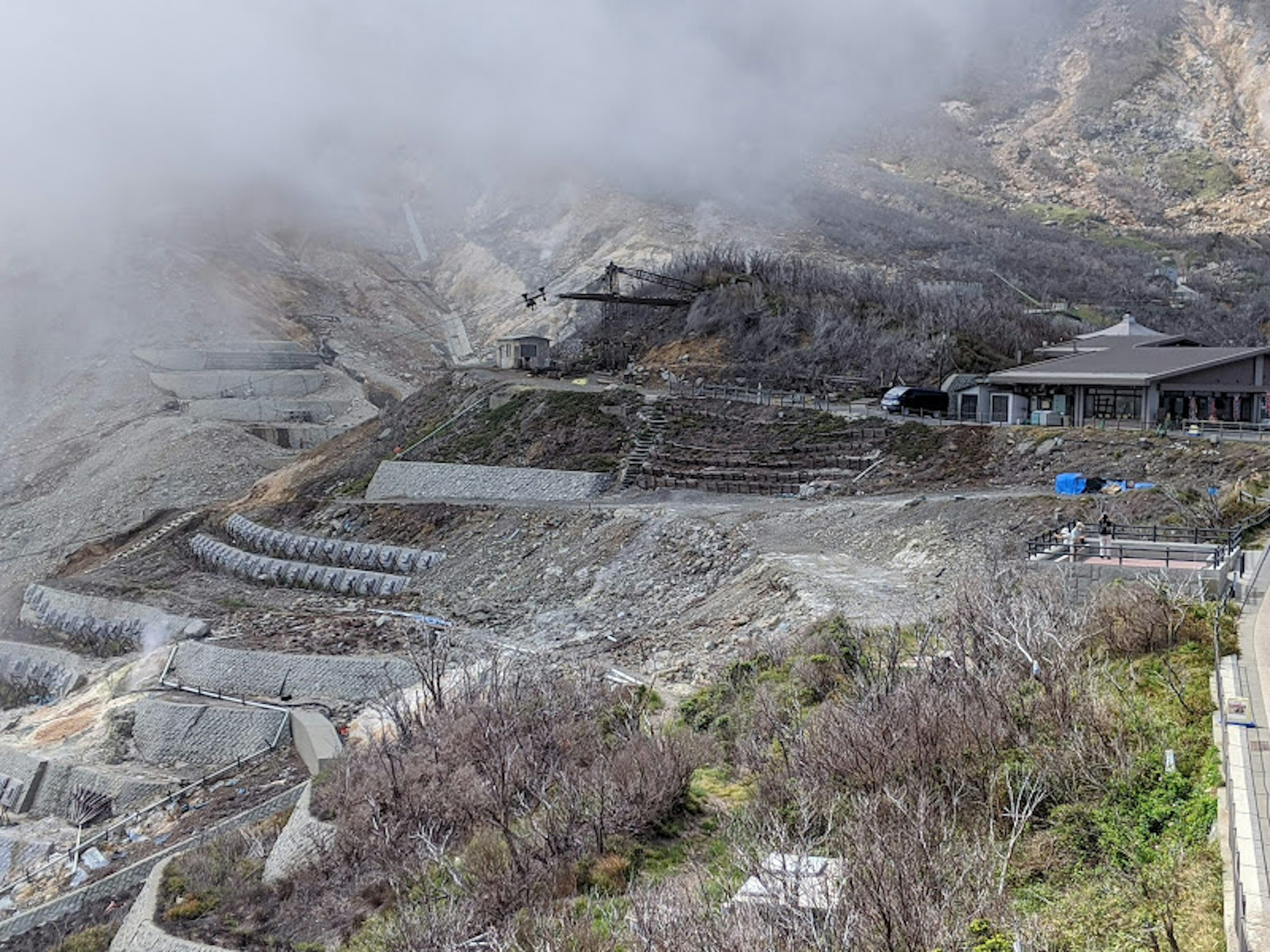 山坡上的灰色岩石景觀伴隨霧氣可見建築和整齊的石階