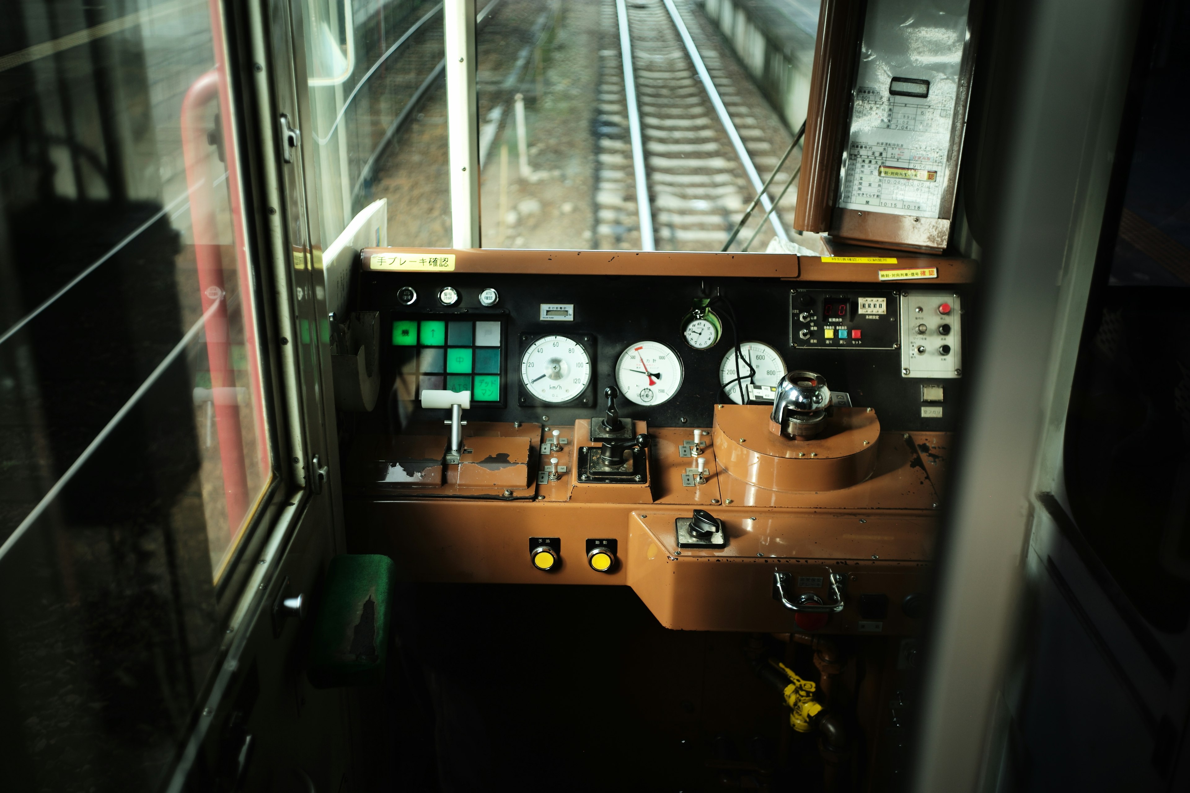 Interior de una cabina de tren con manómetros analógicos y panel de control