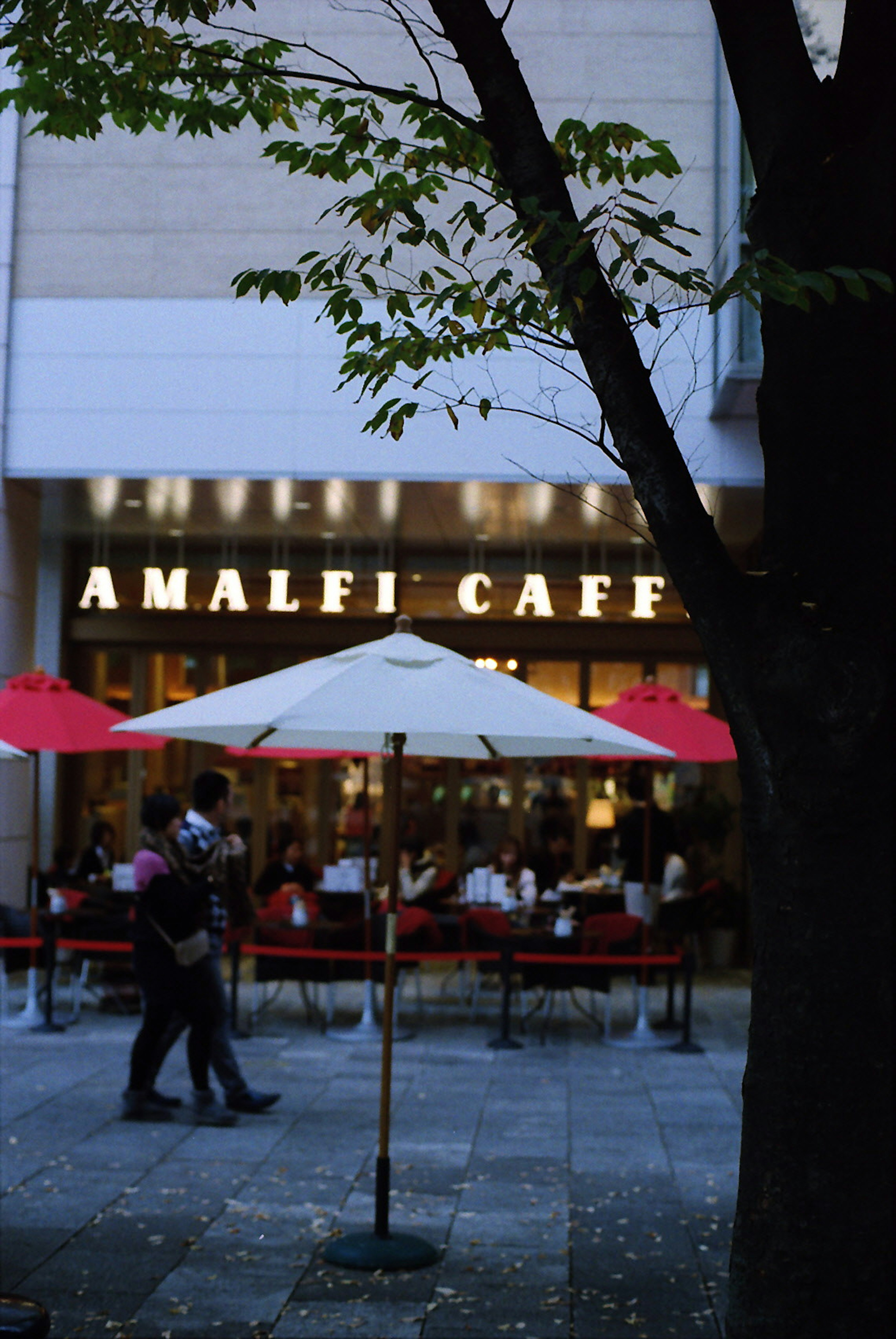 Außenansicht des Amalfi Cafés mit Sonnenschirmen auf der Terrasse