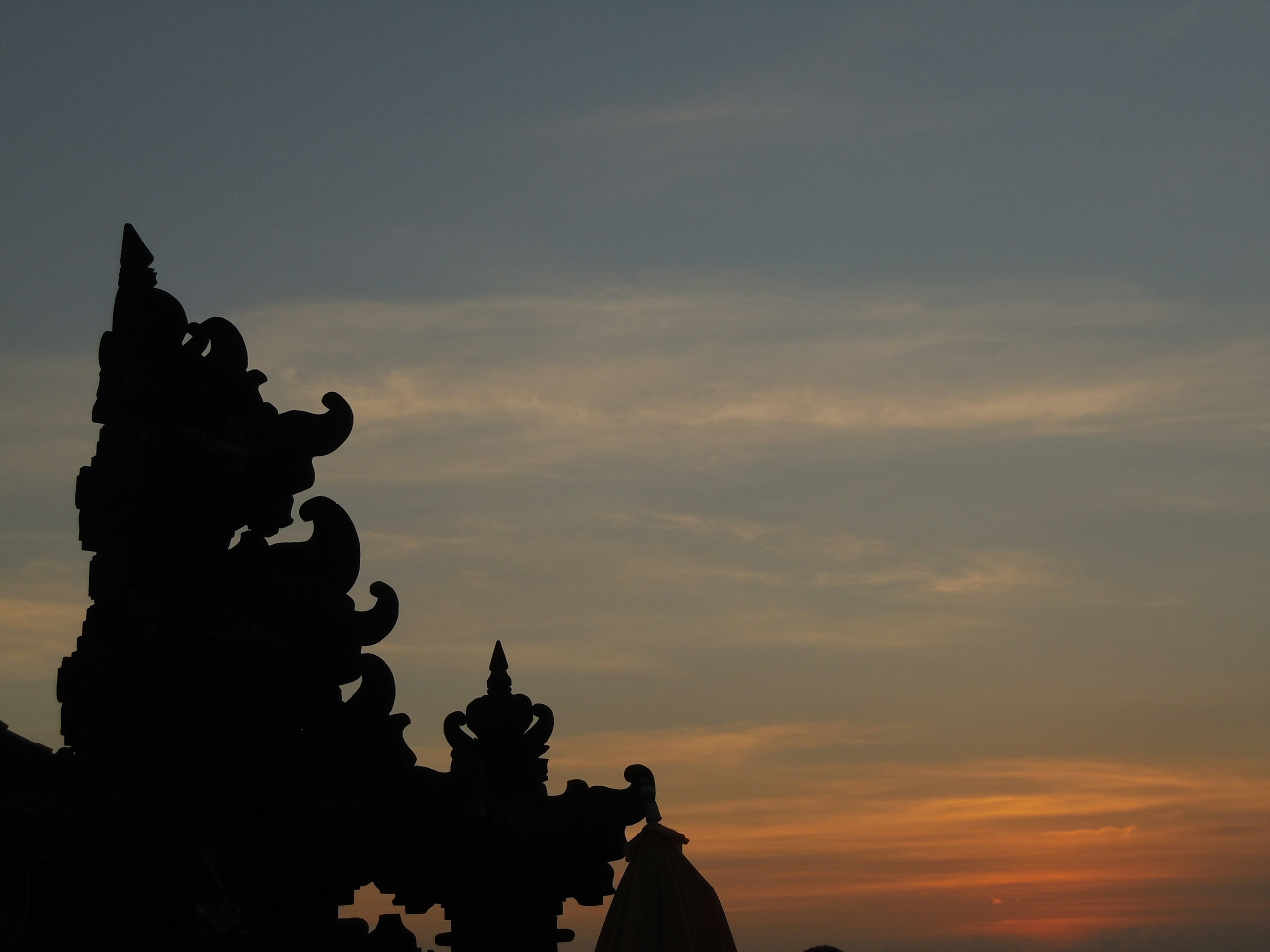 Silhouette di un tempio contro un cielo al tramonto