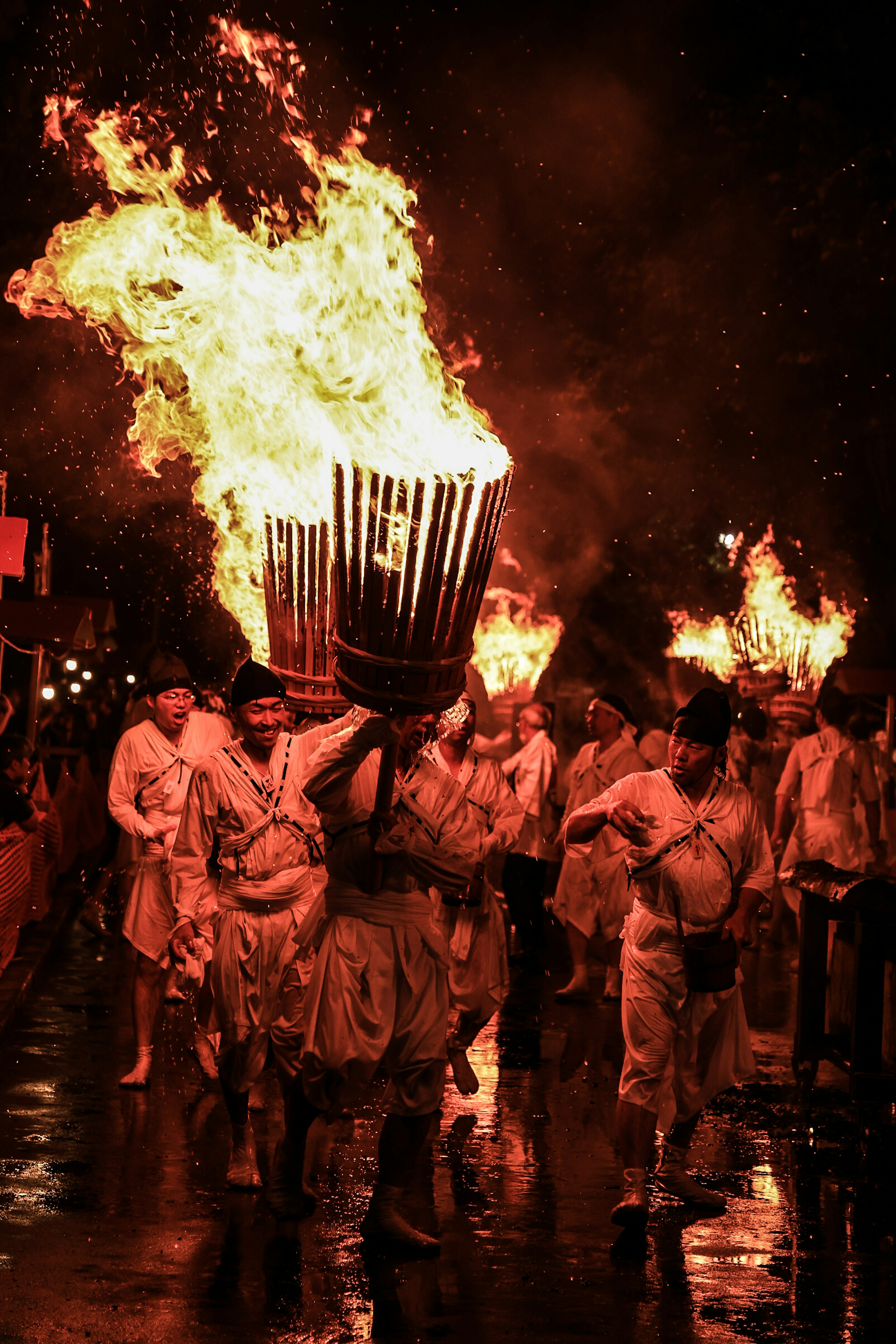 火を持って行進する人々の祭りの夜のシーン