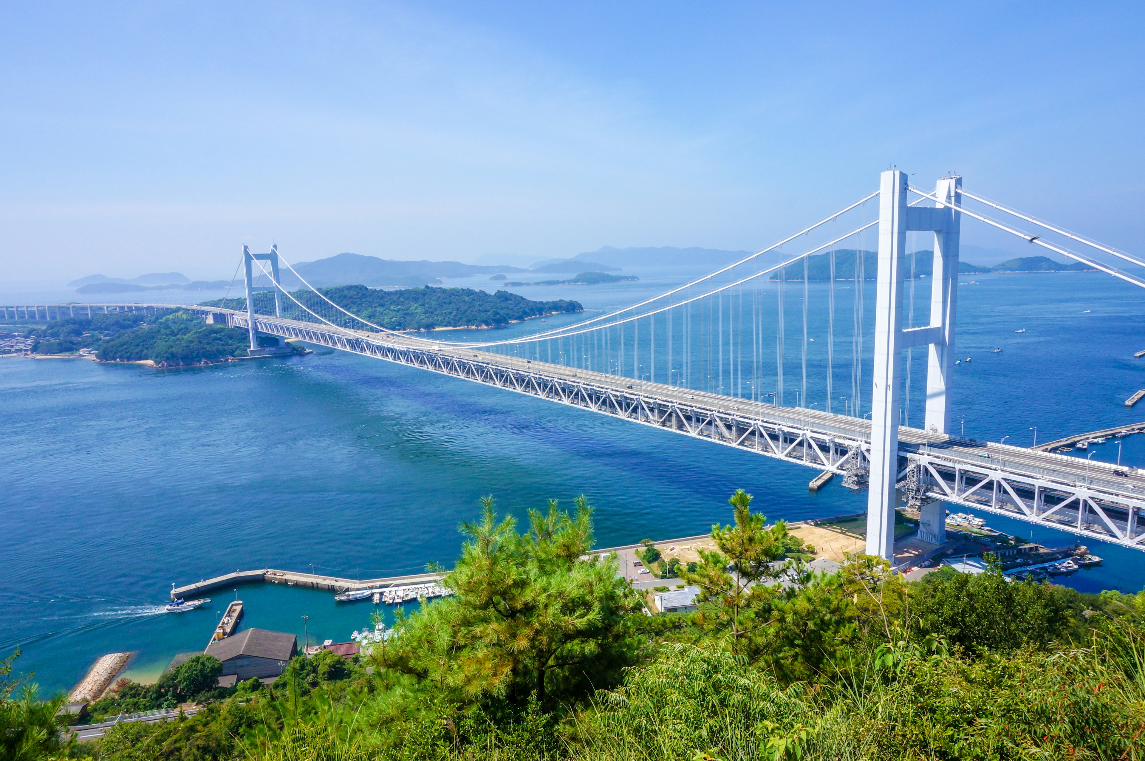 Pemandangan indah dengan laut biru dan jembatan