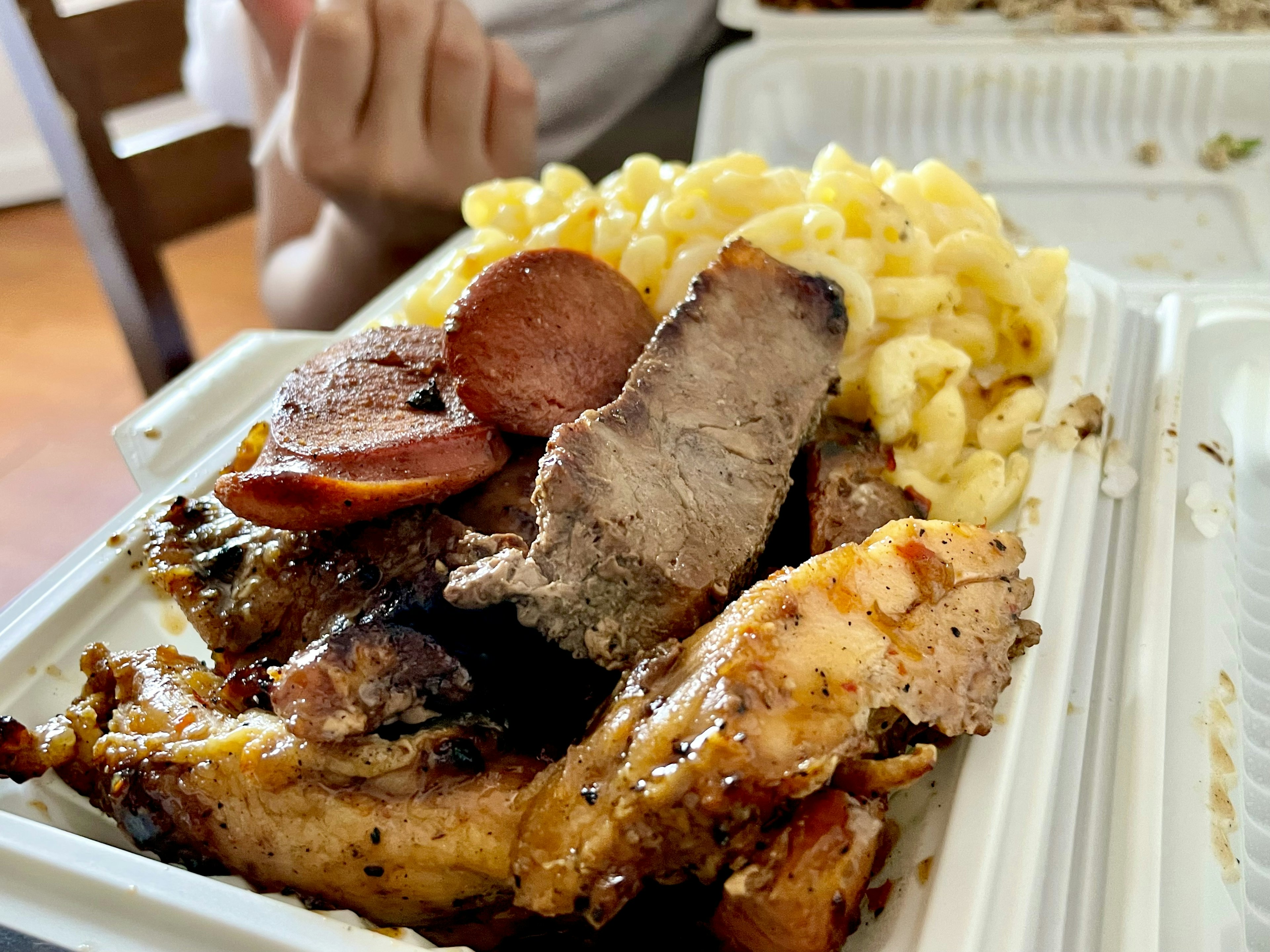 Leckeres Grillgericht mit Hühnchen Rippen Wurst und Macaroni mit Käse