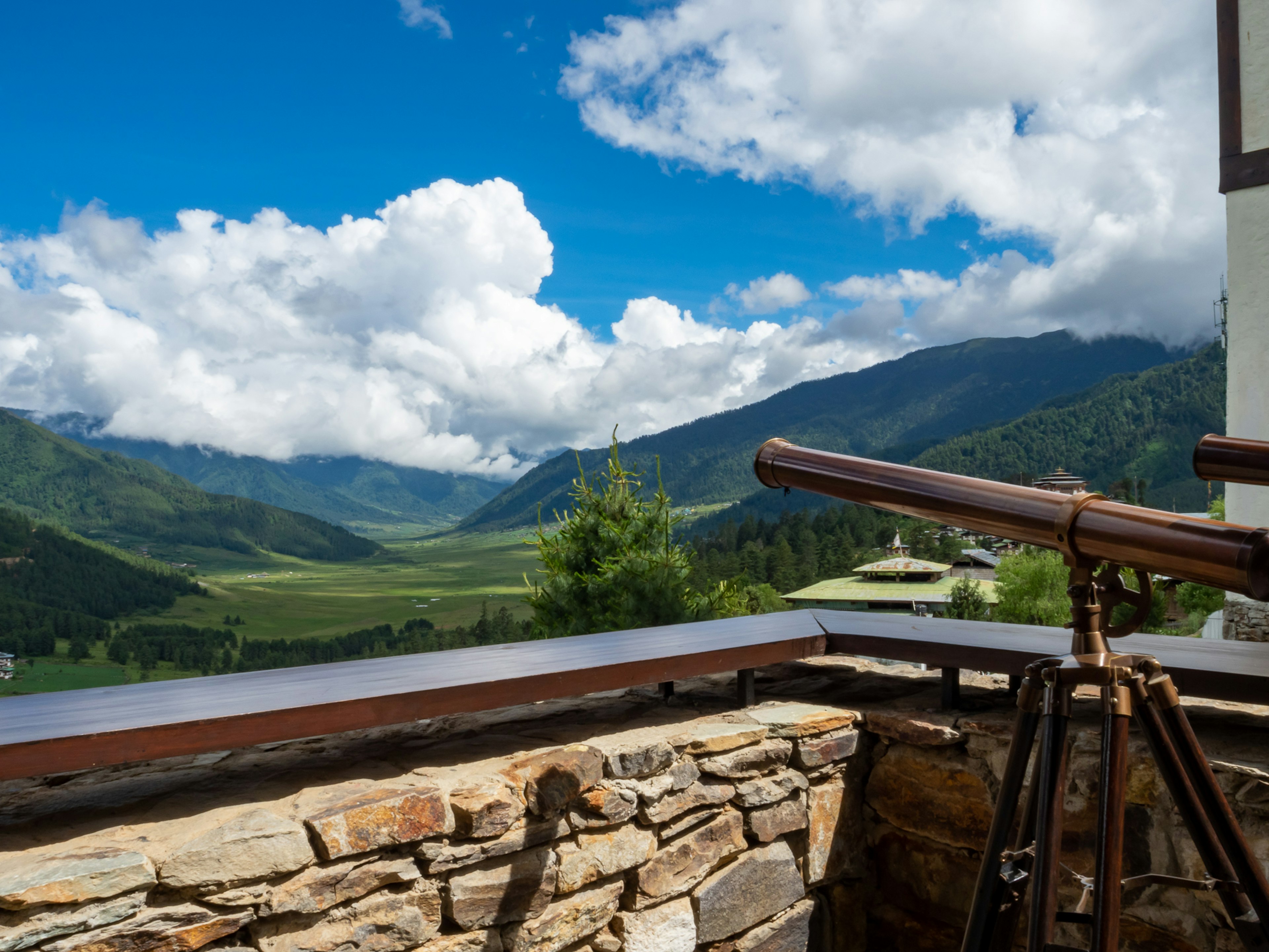 Landschaftsansicht mit einem Teleskop, das auf Berge und blauen Himmel blickt