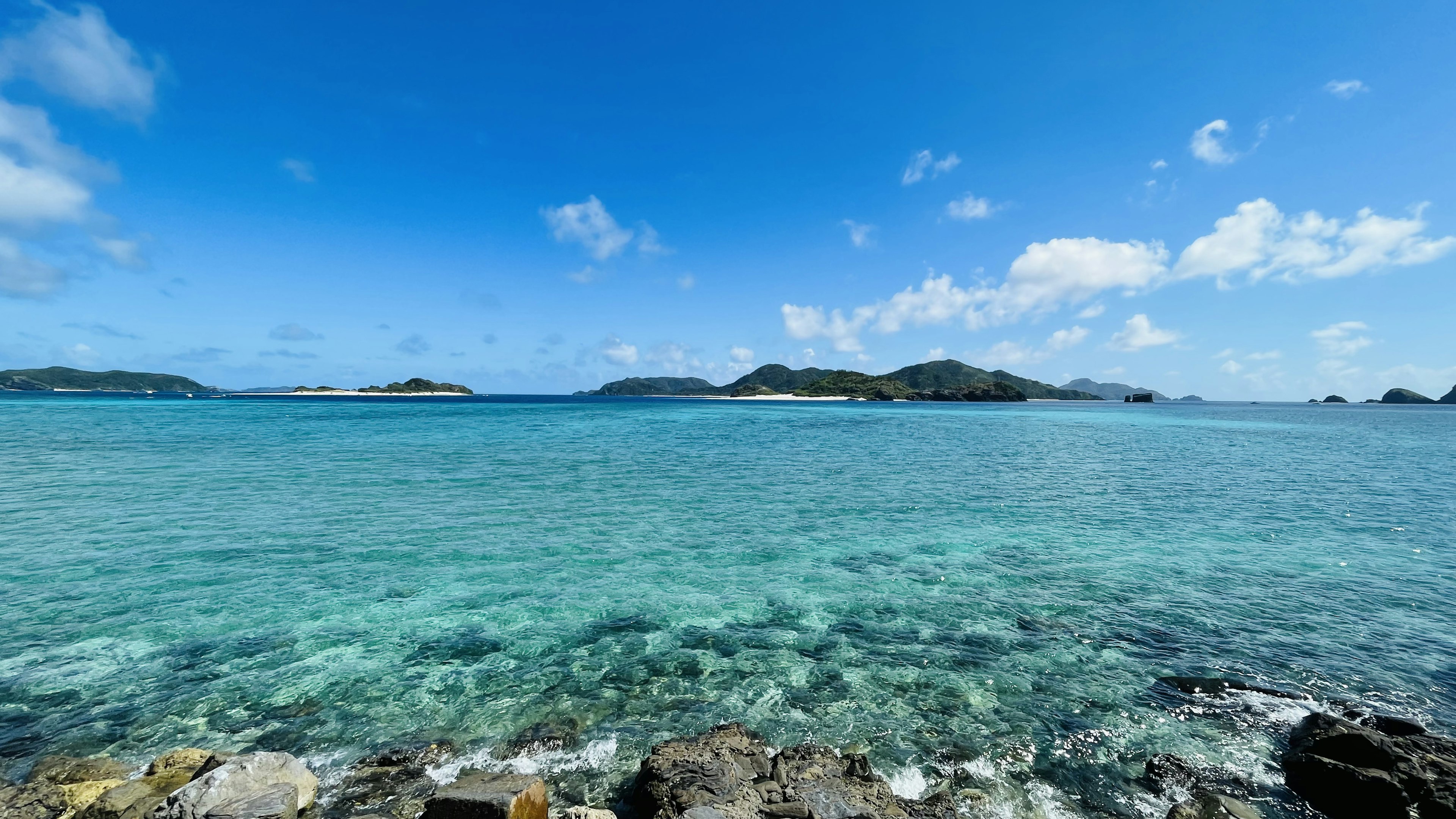 青い海と青空の風景　遠くの島々が見える