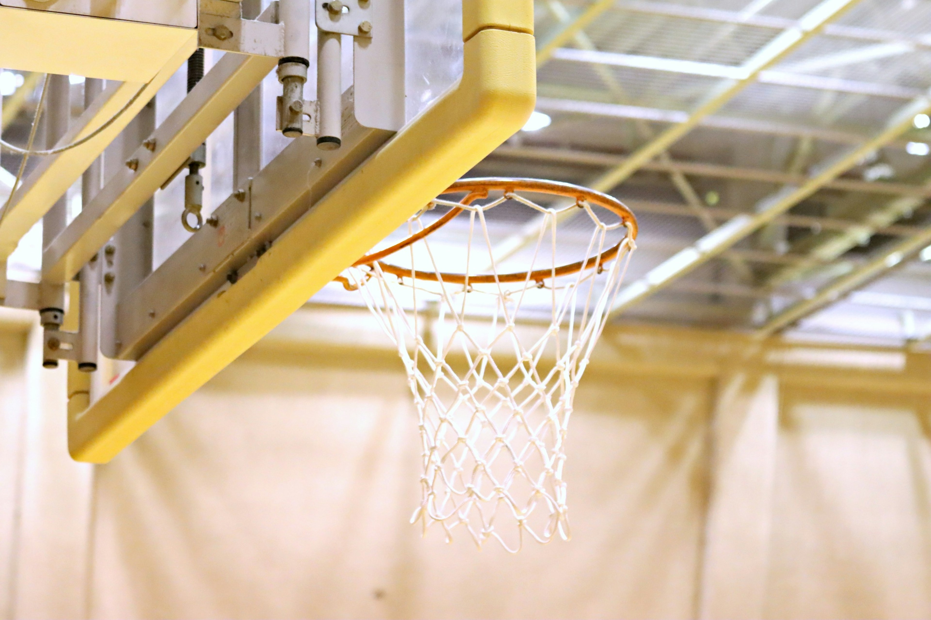 Basketballkorb und Netz in einer Turnhalle