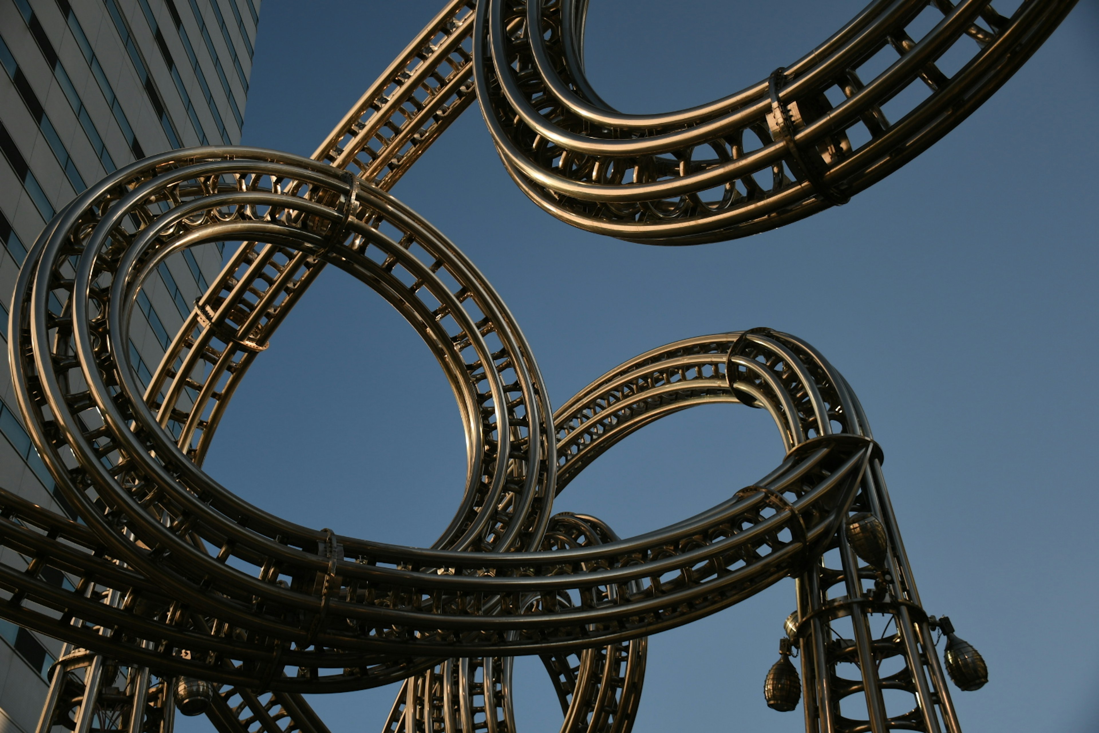 Structure métallique semblable à un roller coaster sous un ciel bleu