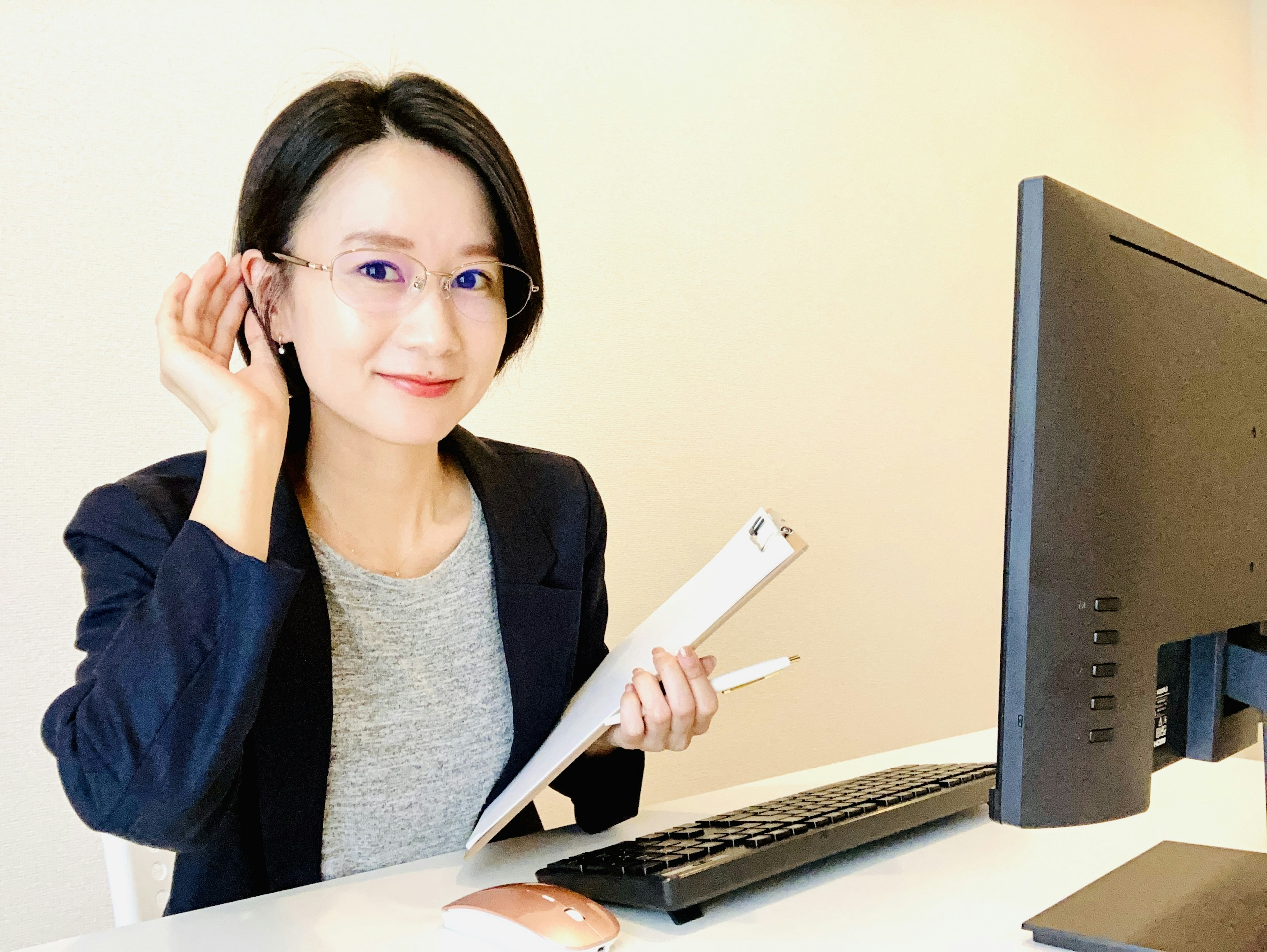 Femme souriante portant des lunettes à un bureau