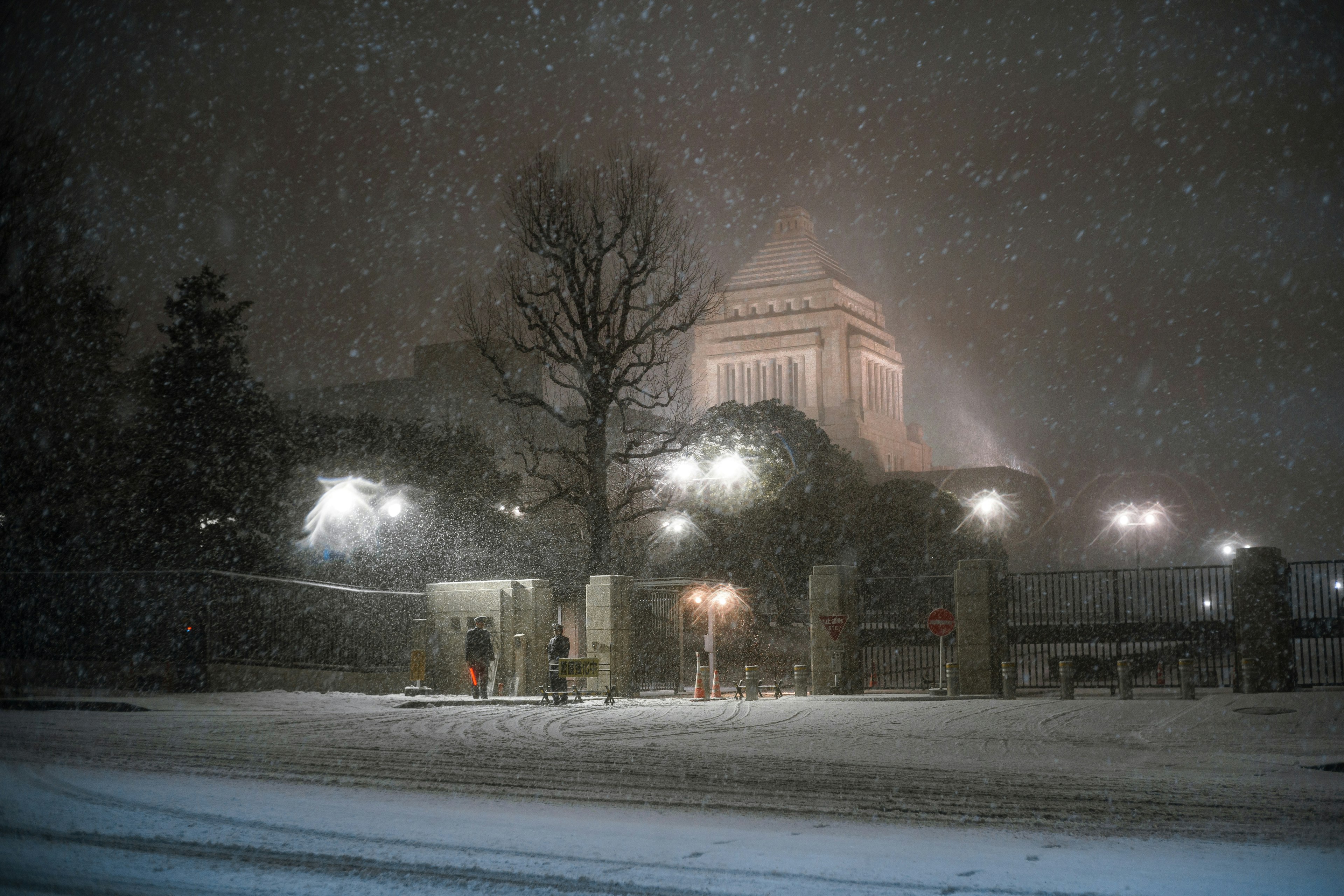 雪の中にある国会議事堂の夜景と人々