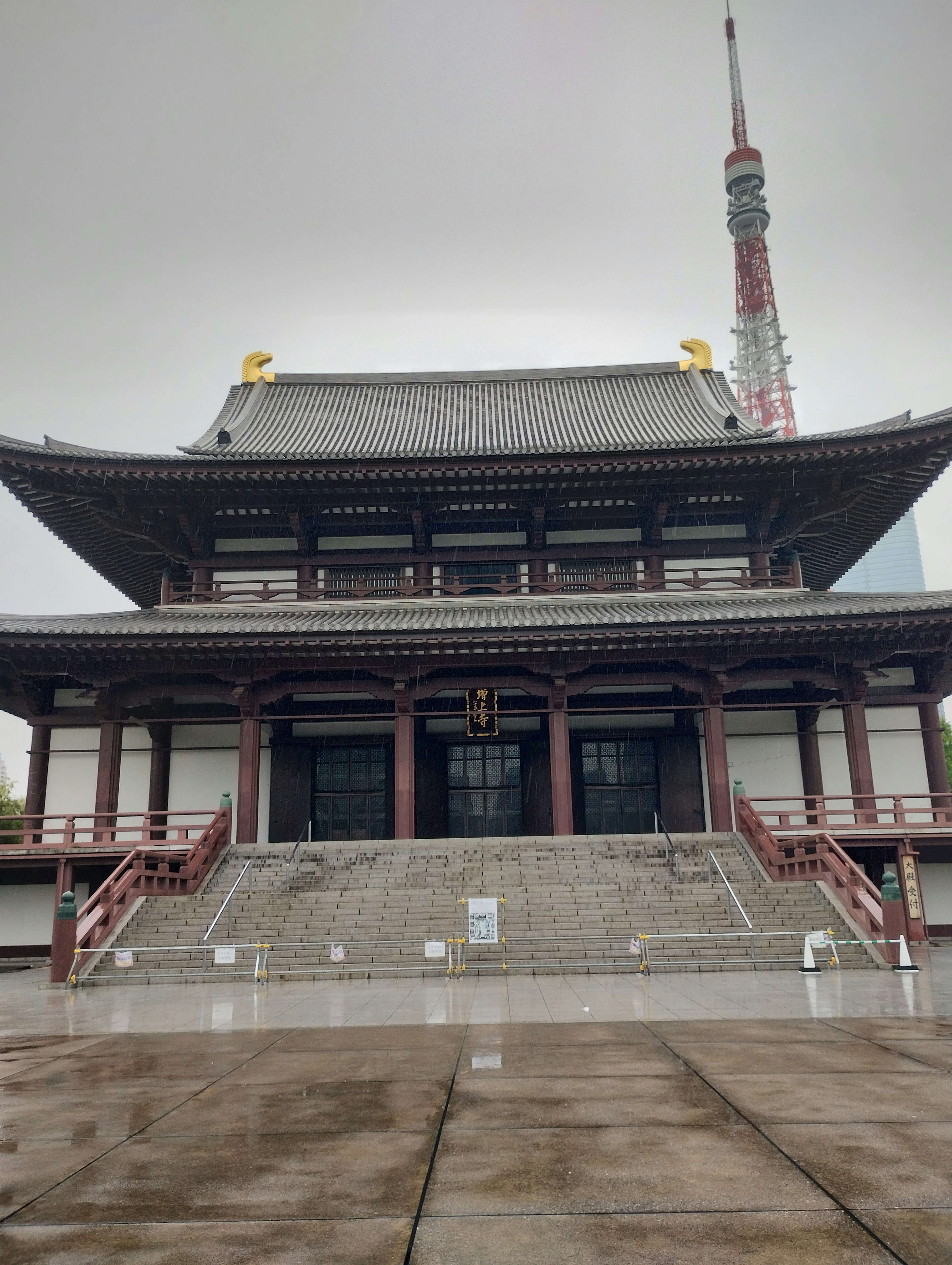 Edificio de templo tradicional cerca de la Torre de Tokio