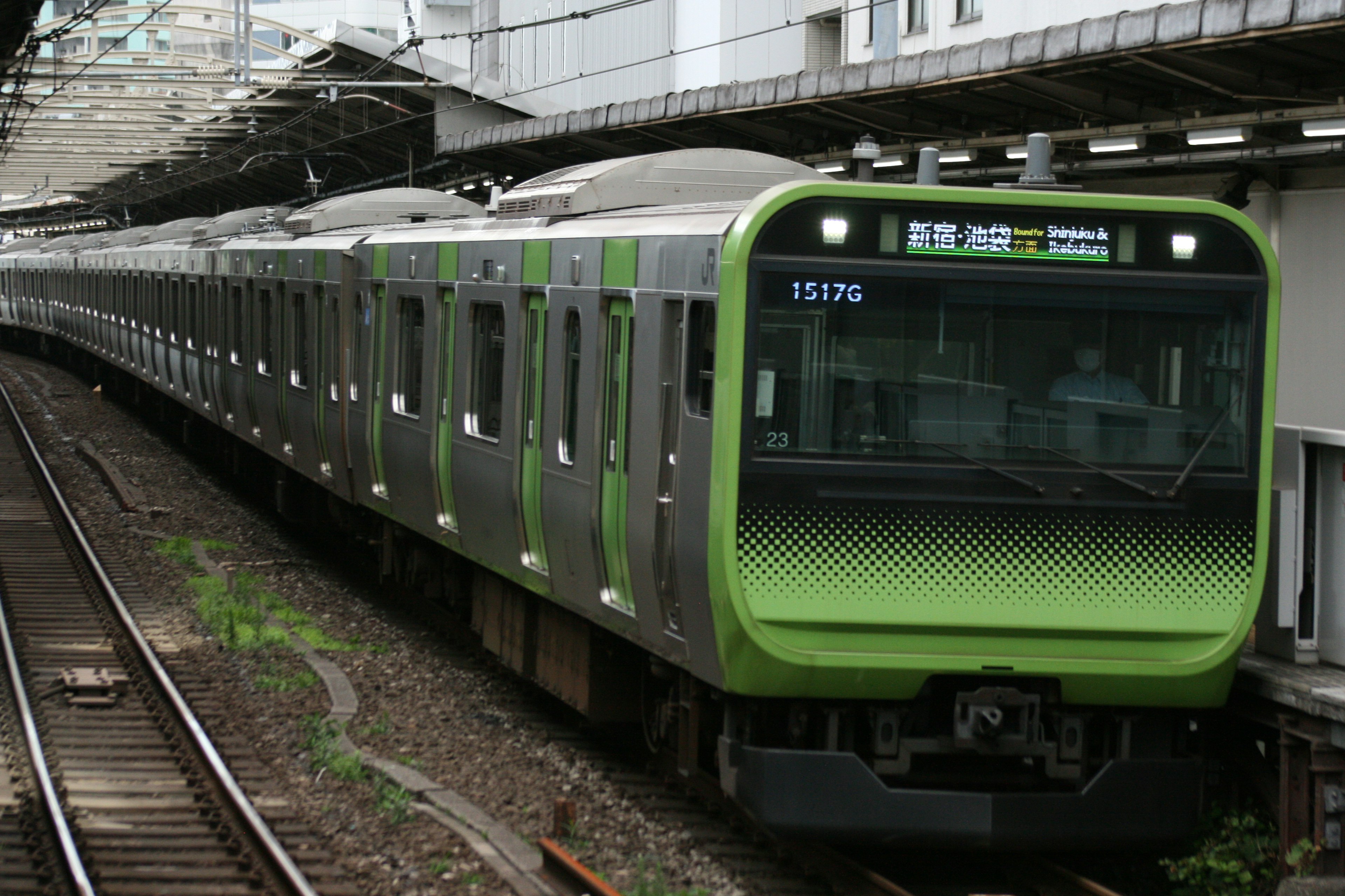 Kereta hijau berhenti di stasiun