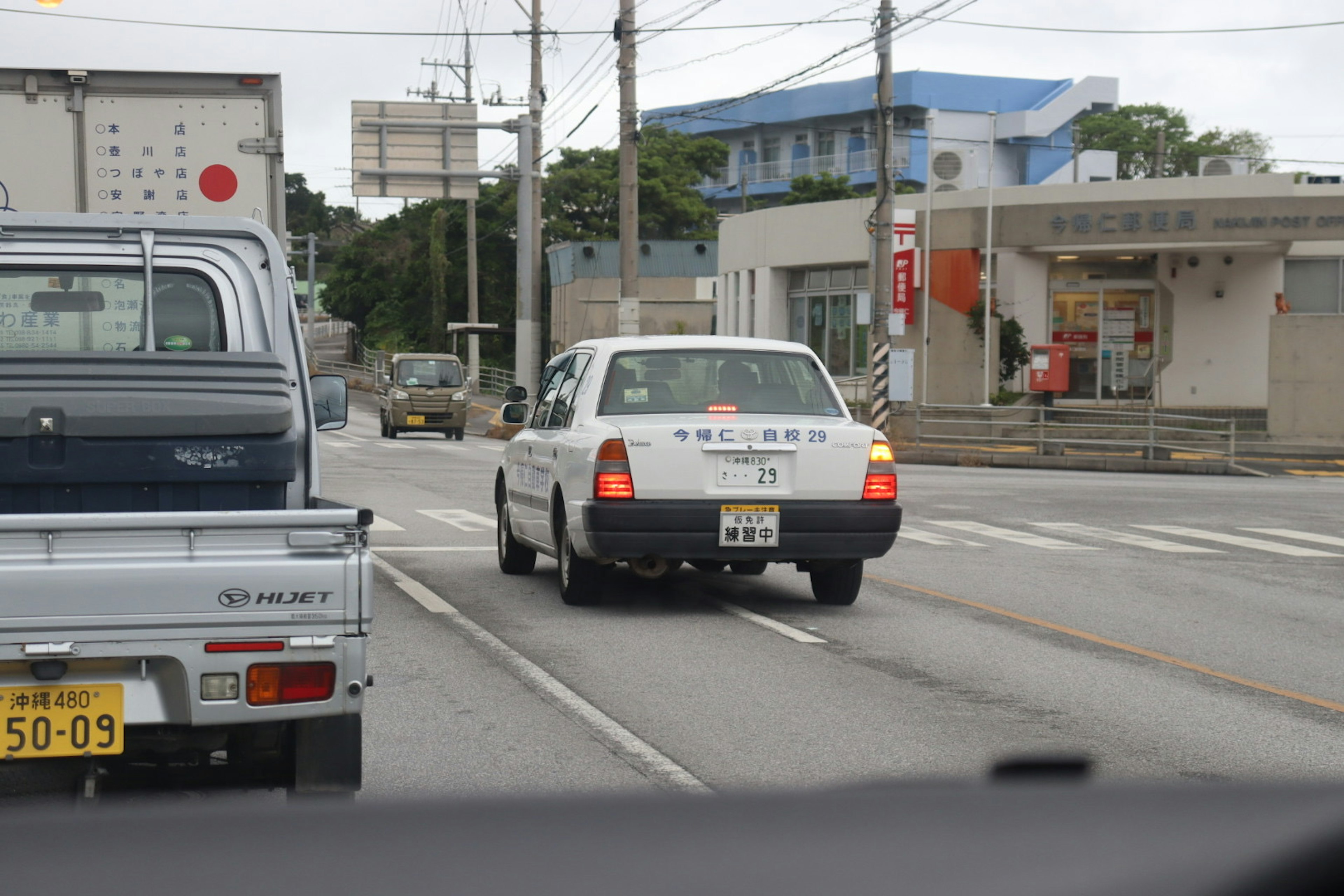 Taxi blanco circulando por una carretera en un paisaje urbano