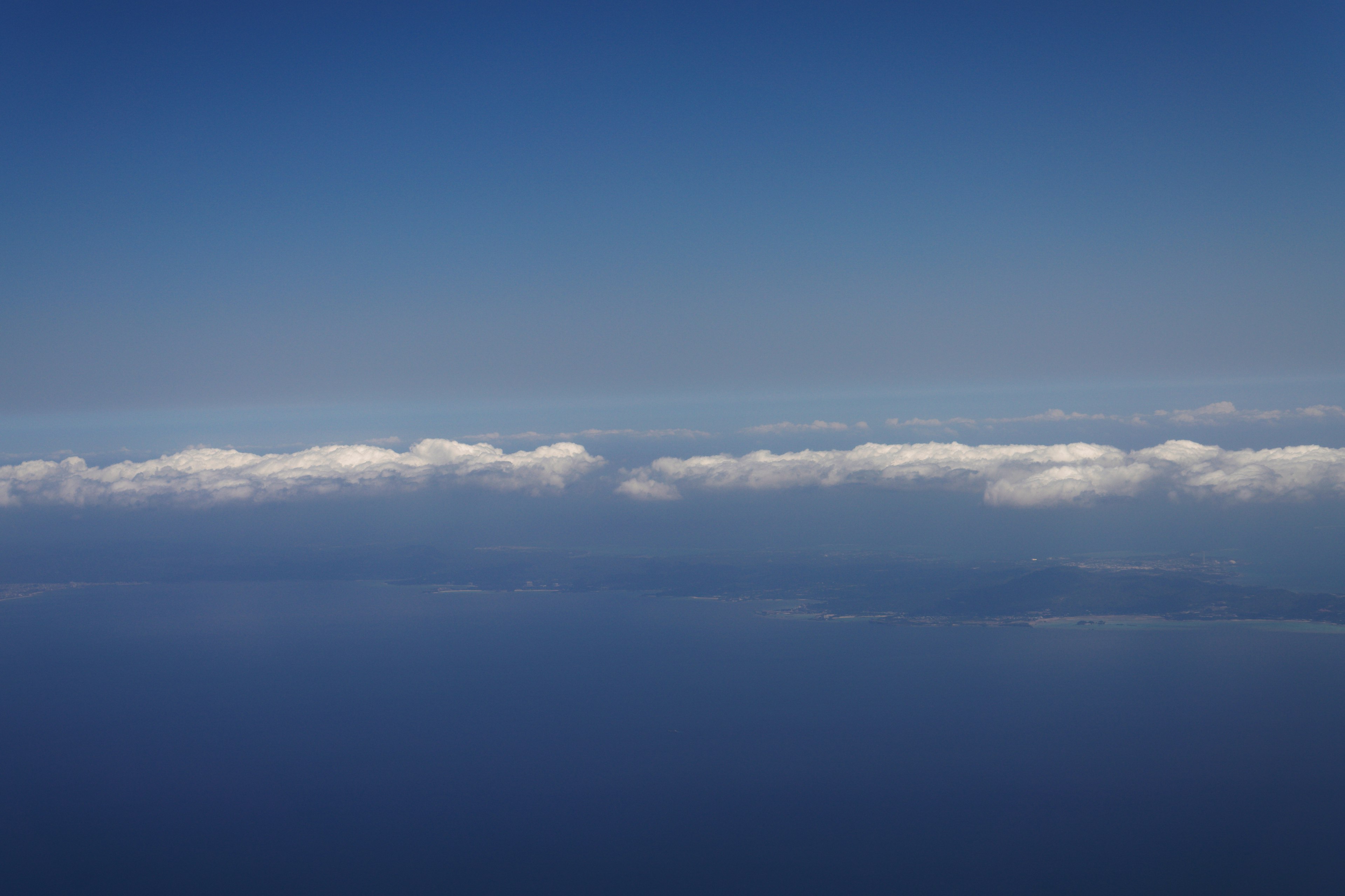 Una banda de nubes blancas flotando en un cielo azul