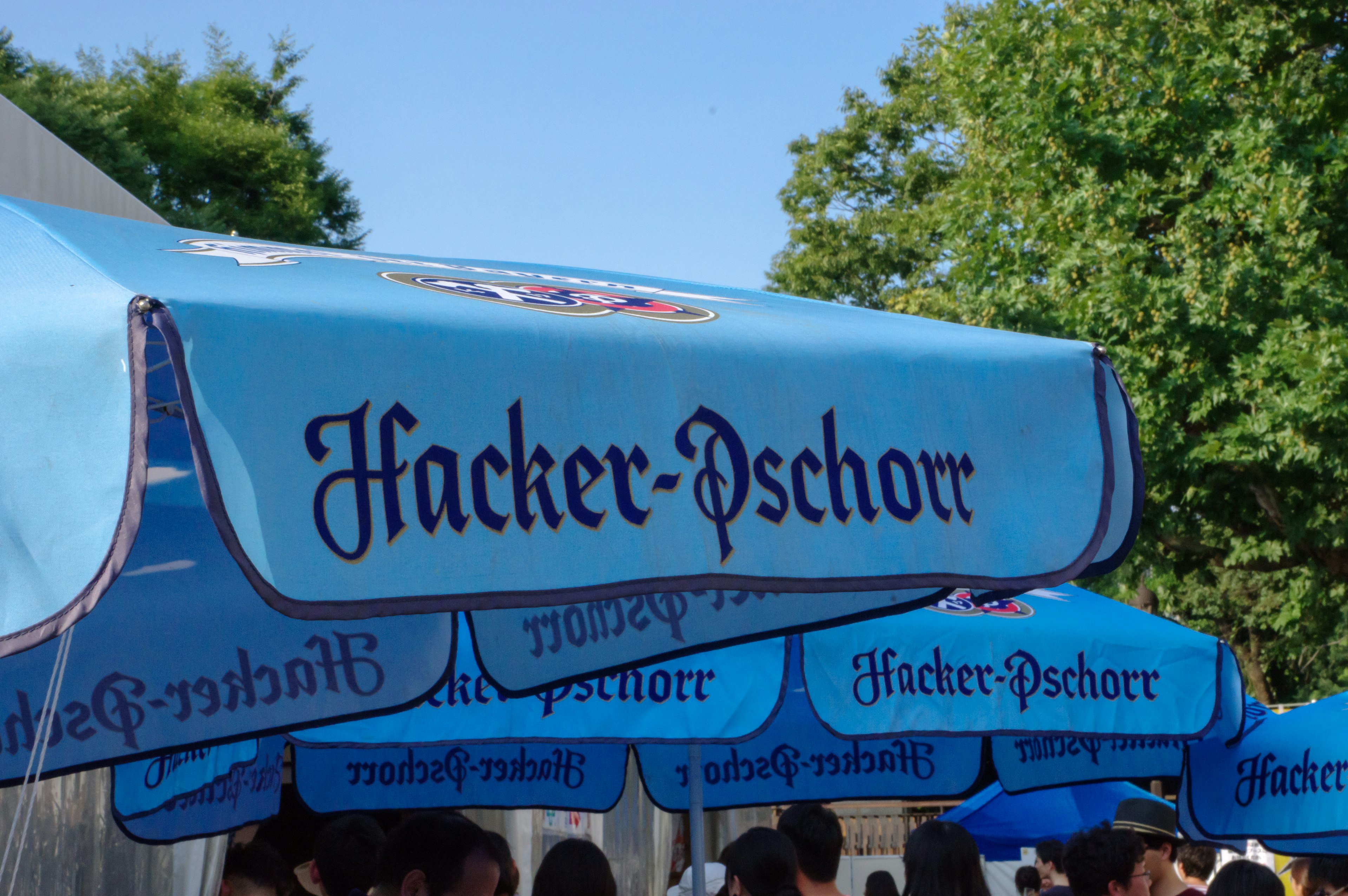 Insegna Hacker-Pschorr sotto una tenda blu