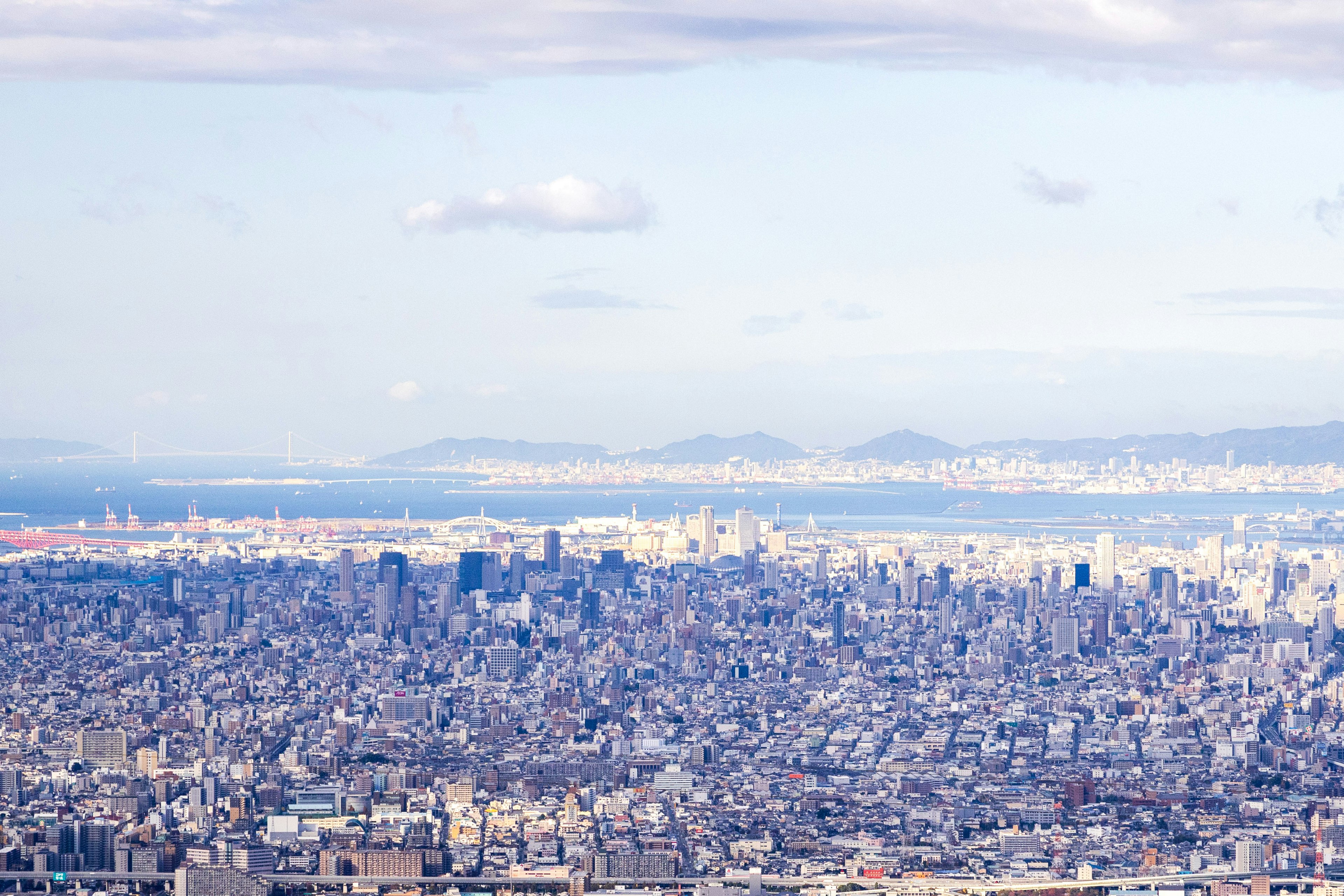 城市的广阔视野和背景中的海洋